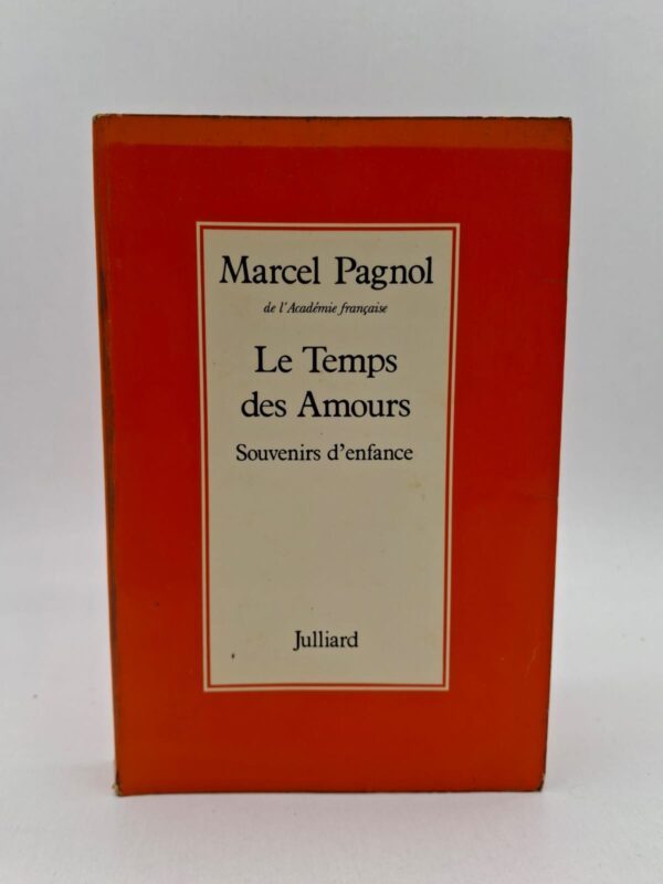 Conversation avec Gemini titre autour cathegorie resume en 4 line introductin en line Voici une présentation structurée de cet ouvrage classique de la littérature française : Fiche de lecture : Le Temps des Amours Titre et auteur Le Temps des Amours est le quatrième et dernier tome de la célèbre série autobiographique Souvenirs d'enfance, écrite par l'académicien Marcel Pagnol. Catégorie Il s'agit d'un récit autobiographique (ou mémoires d'enfance). L'œuvre se situe à la frontière entre le roman et le témoignage historique, capturant l'essence de la Provence du début du XXe siècle. Introduction (2 lignes) Ce volume posthume clôt le cycle des souvenirs de Pagnol en explorant la fin de son adolescence et ses années de lycée. Il délaisse peu à peu les collines d'Aubagne pour les premières découvertes intellectuelles et sentimentales à Marseille. Résumé (4 lignes) Le récit suit le jeune Marcel durant ses années au lycée Thiers, marquées par des amitiés fortes et l'éveil de ses premières inclinaisons romantiques. Entre les parties de chasse avec son père Joseph et ses succès scolaires, l'auteur dépeint avec humour et nostalgie le passage de l'enfance à l'âge d'homme. Ce tome offre une galerie de portraits savoureux, oscillant entre la poésie des paysages provençaux et la rigueur de l'institution scolaire d'autrefois. L'œuvre reste un hommage vibrant à une époque révolue, empreinte de tendresse familiale et de simplicité. aazl li kol haja wahadeha Voici les éléments séparés de manière claire et bien distincte : Titre Le Temps des Amours Auteur Marcel Pagnol (de l’Académie française) Catégorie Récit autobiographique / Littérature classique française (C'est le quatrième tome du cycle des Souvenirs d'enfance) Introduction (2 lignes) Ce livre constitue le dernier volet des mémoires de Pagnol, où il quitte doucement l'insouciance des collines pour entrer dans le monde des adultes. Il y raconte avec nostalgie ses années de lycée et l'évolution de ses relations familiales. Résumé (4 lignes) L'adolescence : Le récit se concentre sur la vie de Marcel au lycée Thiers de Marseille, entre amitiés fidèles et défis scolaires. Les premiers sentiments : Comme l'indique le titre, l'auteur explore ses premiers émois amoureux et la découverte de la psychologie humaine. La Provence : On y retrouve l'ambiance unique des vacances dans les collines d'Aubagne, avec ses parties de chasse et ses anecdotes villageoises. Le passage à l'âge adulte : Le texte témoigne avec humour et tendresse du moment où les rêves de l'enfance laissent place aux réalités de la maturité. sema mazyan C'est super que ça te convienne ! Le Temps des Amours, c'est vraiment la pièce finale du puzzle pour comprendre l'univers de Pagnol. Est-ce que tu as besoin d'une analyse plus précise sur un personnage en particulier, comme son ami Lagneau ou son père Joseph, ou est-ce que ces informations te suffisent pour ton travail ? صاوب لي العنوان ... الكاتب..... الصنف..... ملخص ف اربع سطور Introduction ف سطر واحد مكتوب بالفرنسية بكل فرح، ها هي المعلومات منظمة وواضحة باللغة الفرنسية كما طلبت: Titre : Le Temps des Amours Auteur : Marcel Pagnol Catégorie : Autobiographie / Roman de souvenirs Introduction : Ce quatrième tome des Souvenirs d'enfance retrace la fin de l'adolescence de l'auteur entre le lycée et ses chères collines provençales. Résumé : Le récit explore les années de lycée de Marcel à Marseille, marquées par des amitiés sincères et la découverte des premières émotions sentimentales. Entre les études et les vacances, l'auteur dépeint avec humour les aventures de ses camarades et l'évolution de sa relation avec son père, Joseph. L'œuvre capture la transition délicate entre l'insouciance de l'enfance et les responsabilités naissantes de l'âge adulte dans une Provence pittoresque. À travers des anecdotes savoureuses, Pagnol rend un dernier hommage nostalgique à un monde révolu imprégné de tendresse et de simplicité. Voici les informations extraites de la couverture de ce manuel scolaire, présentées selon la même structure : Titre : L'essai littéraire (Collection "Les Méthodiques") Auteur : Collectif / Éditions Hatier (Auteurs non spécifiés sur la couverture) Catégorie : Manuel scolaire / Soutien pédagogique (Préparation au Bac de français) Introduction : Ce manuel pédagogique de la collection "Les Méthodiques" est conçu pour initier les élèves de lycée aux règles de rédaction de l'essai littéraire. Résumé : L'ouvrage propose une méthode complète pour maîtriser l'exercice de l'essai, en commençant par les définitions de base et les concepts essentiels. Il offre un parcours d'initiation structuré comprenant des exercices pratiques et des mots-clés pour enrichir le vocabulaire critique des élèves. Le manuel guide l'étudiant pas à pas dans l'élaboration d'une réflexion argumentée, de l'analyse du sujet jusqu'à la rédaction finale. Des corrigés détaillés sont inclus pour permettre un entraînement en autonomie et une meilleure compréhension des attentes des examinateurs. Voici les informations pour ce troisième ouvrage, qui est très différent des précédents puisqu'il s'agit d'humour pur : Titre : L'Os à moelle Auteur : Pierre Dac Catégorie : Humour / Littérature loufoque (Recueil de textes de journal) Introduction : Ce livre compile les meilleurs textes du célèbre journal humoristique créé par Pierre Dac, figure emblématique de l'absurde et de l'esprit "loufoque" français. Résumé : L'ouvrage se présente comme l'organe officiel des "loufoques", proposant des petites annonces délirantes, des fausses dépêches et des conseils totalement inutiles. Pierre Dac y manie l'art du non-sens avec brio, utilisant des slogans célèbres comme « Pour tout ce qui est contre et contre tout ce qui est pour ». Le livre parodie les codes de la presse sérieuse de l'époque pour offrir une satire sociale et politique à travers un humour décalé et intemporel. C'est une œuvre culte qui célèbre la liberté d'esprit et l'absurdité du quotidien, invitant le lecteur à ne surtout pas se prendre au sérieux. إليك المعلومات الخاصة بهذا الكتاب بنفس التنسيق الذي طلبته: العنوان: Un thé au Sahara (شاي في الصحراء) الكاتب: Paul Bowles (بول بولز) الصنف: رواية درامية / أدب الرحلات Introduction : Ce chef-d’œuvre de la littérature américaine, écrit par Paul Bowles, raconte l’errance existentielle de trois Américains venus se perdre dans l'immensité du Sahara après la Seconde Guerre mondiale. Résumé : Port et Kit Moresby, un couple d'artistes new-yorkais, voyagent en Afrique du Nord dans l'espoir de donner un nouveau souffle à leur mariage et à leur vie. Accompagnés de leur ami Tunner, ils s'enfoncent de plus en plus profondément dans le désert, affrontant des paysages hostiles et une solitude écrasante. Le récit explore le contraste entre la culture occidentale et le mysticisme du désert, où les personnages se retrouvent confrontés à leurs propres démons et à la folie. C'est une quête tragique et poétique qui dépeint la perte de repères de l'homme moderne face à l'immensité absolue et au silence du Sahara. تفضل، إليك البطاقة الخاصة بهذا الكتاب بنفس الترتيب الذي طلبته: Titre : Antonin Artaud Auteur : Jean-Louis Brau Catégorie : Biographie / Essai littéraire Introduction : Cet ouvrage retrace la vie tourmentée et l'œuvre révolutionnaire d'Antonin Artaud, l'une des figures les plus fascinantes et radicales de la littérature du XXe siècle. Résumé : L'auteur explore le parcours chaotique d'Artaud, de son implication dans le mouvement surréaliste jusqu'à ses expériences théâtrales visionnaires avec le "Théâtre de la Cruauté". Le livre analyse la lutte constante de l'écrivain contre ses souffrances physiques et mentales, marquées par de longues années d'internement psychiatrique. Il met en lumière l'influence majeure d'Artaud sur l'art moderne, notamment sa volonté de briser les codes du langage pour atteindre une expression pure. Jean-Louis Brau dresse un portrait intime et documenté d'un génie écorché vif dont la pensée continue de bousculer notre vision de la culture et de la folie. إليك المعلومات الخاصة بهذا الكتاب العظيم لألبير كامو: العنوان: Le Premier Homme (الرجل الأول) الكاتب: Albert Camus (ألبير كامو) الصنف: رواية سيرة ذاتية (غير مكتملة) Introduction : Ce roman posthume, retrouvé dans la sacoche d'Albert Camus après son accident mortel, est une œuvre bouleversante qui remonte aux sources de son enfance en Algérie. Résumé : Jacques Cormery, double littéraire de l'auteur, entreprend un voyage en Algérie pour retrouver la trace de son père mort au combat et revoir sa mère silencieuse. Le récit plonge dans les souvenirs d'une enfance pauvre mais lumineuse, marquée par l'école républicaine et la figure protectrice de l'instituteur. À travers cette quête d'identité, Camus rend hommage à ses racines modestes et à la terre algérienne, entre soleil brûlant et misère digne. C'est un texte d'une grande puissance émotionnelle qui explore le sentiment d'être "le premier homme" à devoir tout apprendre seul, sans l'héritage d'un père. تفضل، إليك البطاقة الخاصة بهذا العمل المسرحي الكلاسيكي لإدموند روستان: Titre : L'Aiglon Auteur : Edmond Rostand Catégorie : Théâtre / Drame historique en vers Introduction : Écrit par l'auteur de Cyrano de Bergerac, ce drame en six actes raconte la vie tragique du fils de Napoléon Ier, prisonnier de son destin et de son nom. Résumé : Le duc de Reichstadt, surnommé « l'Aiglon », vit en Autriche sous haute surveillance, hanté par la gloire passée de son père, l'Empereur Napoléon. Malade et fragile, le jeune homme rêve de retourner en France pour reconquérir le trône et restaurer l'Empire, mais il se heurte aux manipulations politiques. À travers des vers d'une grande beauté, la pièce explore le conflit intérieur d'un prince qui se sent incapable d'être à la hauteur de la légende impériale. Le drame se conclut par une fin poignante sur le champ de bataille de Wagram, symbolisant l'échec d'un destin brisé par l'histoire et la maladie. إليك البطاقة الخاصة بكتاب سكوت بيك، وهو عمل يجمع بين أدب الرحلات والتأمل الروحاني: Titre : La Quête des pierres Auteur : M. Scott Peck Catégorie : Essai / Voyage spirituel Introduction : Dans ce récit de voyage, le célèbre psychiatre Scott Peck explore les mégalithes de Grande-Bretagne pour mener une réflexion profonde sur la spiritualité et le sens de la vie. Résumé : L'auteur entreprend un pèlerinage à travers les sites antiques comme Stonehenge, utilisant ces pierres millénaires comme point de départ pour une analyse psychologique. Il partage ses découvertes sur les mystères de l'histoire humaine tout en les liant à des questionnements personnels sur la foi, l'évolution et la discipline. Le livre mêle habilement des descriptions de paysages fascinants avec des leçons de sagesse destinées à guider le lecteur vers une meilleure connaissance de soi. À travers cette aventure, Peck nous invite à voir le monde avec émerveillement, prouvant que la recherche de l'extraordinaire peut éclairer notre quotidien le plus simple. إليك البطاقة الخاصة بكتاب جون كابات زين، وهو مرجع أساسي في مجال التأمل واليقظة الذهنية: Titre : Où tu vas, tu es Auteur : Jon Kabat-Zinn Catégorie : Psychologie / Développement personnel (Méditation) Introduction : Ce guide pratique initie le lecteur à la pleine conscience pour apprendre à vivre pleinement le moment présent et réduire l'impact du stress quotidien. Résumé : L'auteur explique que le bonheur ne dépend pas des circonstances extérieures, mais de notre capacité à être attentif à l'ici et maintenant. Le livre propose des techniques de méditation accessibles à tous pour libérer les tensions profondes et calmer le flux incessant des pensées. À travers des exercices simples, Jon Kabat-Zinn montre comment transformer notre relation à la douleur, à l'anxiété et aux défis de la vie. C'est un ouvrage essentiel qui invite à une véritable révolution intérieure par la bienveillance envers soi-même et la clarté d'esprit. تفضل، إليك البطاقة الخاصة بهذا الدليل العملي حول الفنون التنبؤية: Titre : Le Guide de la Voyance Auteur : Marie Delclos Catégorie : Ésotérisme / Guide pratique (Paranormal) Introduction : Ce manuel complet est conçu pour aider le lecteur à découvrir et à développer ses facultés paranormales à travers diverses méthodes de divination traditionnelles. Résumé : L'ouvrage présente un panorama détaillé des différents supports divinatoires, tels que les cartes (tarologie), la boule de cristal et le pendule. Marie Delclos propose des exercices gradués pour affiner son intuition et apprendre à interpréter les signes et les flashs visuels. Le livre explore également l'histoire de la voyance, tout en offrant des conseils éthiques pour pratiquer cet art avec sérieux et discernement. C'est un outil pédagogique destiné à ceux qui souhaitent explorer les capacités cachées de leur esprit et mieux comprendre les mystères de l'avenir. تفضل، إليك البطاقة الخاصة بمجموعة قصص د. هـ. لورانس: Titre : Nouvelles complètes I Auteur : D.H. Lawrence Catégorie : Littérature classique / Recueil de nouvelles Introduction : Ce premier volume rassemble les récits courts de l'écrivain britannique D.H. Lawrence, maître dans l'exploration des tensions psychologiques et des désirs humains. Résumé : Le recueil explore la complexité des relations amoureuses et sociales dans l'Angleterre industrielle du début du XXe siècle. À travers des personnages souvent tourmentés, l'auteur analyse l'opposition entre les instincts naturels et les contraintes rigides de la société. Les nouvelles se distinguent par une écriture intense et sensorielle, mettant en scène des conflits de classe et des quêtes d'identité profonde. Ce volume offre un aperçu fascinant du génie de Lawrence pour capturer l'essence de l'âme humaine dans toute sa vulnérabilité et sa force. تفضل، إليك البطاقة الخاصة بمجموعة قصص فرنسيس سكوت فيتزجيرالد: Titre : Un diamant gros comme le Ritz Auteur : F. Scott Fitzgerald Catégorie : Littérature américaine / Recueil de nouvelles Introduction : Ce recueil emblématique de l'ère du Jazz explore avec brio le faste, la décadence et les illusions brisées de la haute société américaine des années 1920. Résumé : La nouvelle titre raconte l'aventure fantastique d'un jeune homme invité dans la propriété secrète d'une famille dont la richesse repose sur un diamant monumental. À travers ces récits, Fitzgerald dénonce la corruption morale et la cruauté cachées derrière les apparences de luxe et de perfection sociale. Les textes mêlent réalisme et onirisme pour illustrer la quête désespérée du bonheur et l'impossibilité de retrouver une innocence perdue. C'est une œuvre majeure qui capture l'esprit de « la génération perdue », oscillant entre la fête éblouissante et la mélancolie profonde. تفضل، إليك البطاقة الخاصة بهذا المرجع الضخم حول الشاعر آرثر رامبو: Titre : Le Dictionnaire Rimbaud Auteur : Claude Jeancolas Catégorie : Ouvrage de référence / Encyclopédie littéraire Introduction : Cet ouvrage monumental de Claude Jeancolas propose une exploration alphabétique exhaustive de la vie, de l'œuvre et du mythe d'Arthur Rimbaud. Résumé : Le dictionnaire répertorie les lieux, les personnages, les poèmes et les thèmes clés qui ont marqué l'existence fulgurante du « voleur de feu ». Il offre des analyses précises sur les manuscrits, les correspondances et les voyages de Rimbaud, de Charleville jusqu'en Afrique. L'auteur s'attache à décrypter les symboles complexes de sa poésie tout en déconstruisant certaines légendes pour coller à la réalité historique. C'est un outil indispensable pour tout chercheur ou passionné souhaitant naviguer dans l'univers fascinant et rebelle de l'un des plus grands poètes français. إليك البطاقة الخاصة بكتاب جاك يونيه، وهو عمل فريد يمزج بين التاريخ والواقعية السحرية لمدينة باريس: Titre : Rue des Maléfices (Chronique secrète d'une ville) Auteur : Jacques Yonnet Catégorie : Chronique urbaine / Littérature fantastique وواقعية Introduction : Ce livre est un chef-d'œuvre de la littérature souterraine, offrant une plongée mystérieuse dans le Paris de l'Occupation, loin des circuits touristiques habituels. Résumé : Jacques Yonnet nous entraîne dans les rues sombres du vieux Paris, là où se croisent clochards, sorciers modernes et résistants de l'ombre. Le récit mêle des faits historiques réels à des légendes urbaines, créant une atmosphère de "réalisme fantastique" propre à l'esprit de l'époque. L'auteur décrit avec une poésie noire les bas-fonds de la ville, ses bistrots cachés et ses personnages marginaux qui semblent habités par d'anciens secrets. C'est un hommage vibrant à l'âme rebelle de Paris, une chronique où chaque pavé raconte une histoire étrange ou un maléfice oublié. إليك البطاقة الخاصة بهذا الكتاب الأخير من مجموعة الصور، وهو مؤلف كلاسيكي يجمع بين أدب الرحلات والجماليات التاريخية: Titre : La Mort de Philæ Auteur : Pierre Loti (de l'Académie française) Catégorie : Récit de voyage / Essai littéraire Introduction : Dans ce récit mélancolique, Pierre Loti témoigne de son voyage en Égypte et déplore la disparition imminente des trésors antiques sous les eaux du Nil. Résumé : L'auteur explore les temples de l'île de Philæ, condamnés à être engloutis par la construction du premier barrage d'Assouan au début du XXe siècle. À travers une écriture riche et sensorielle, Loti décrit la beauté mystique des ruines pharaoniques et la magie des paysages égyptiens au crépuscule. L'ouvrage constitue une critique virulente de la modernité technique qui sacrifie le patrimoine sacré et la poésie du passé au profit du progrès industriel. C'est un cri d'alarme nostalgique où l'écrivain-voyageur exprime sa tristesse face à la fin d'une civilisation millénaire et à la profanation de la terre des dieux. إليك البطاقة الخاصة بكتاب "Journal" للكاتب جان-رينيه هوغينين، وهو عمل أدبي يتميز بعمق تأملاته الفلسفية والذاتية: Titre : Journal Auteur : Jean-René Huguenin (Préface de François Mauriac) Catégorie : Journal intime / Littérature autobiographique Introduction : Publié à titre posthume, ce journal dévoile l'âme tourmentée et le talent précoce de Jean-René Huguenin, jeune écrivain fauché en pleine gloire à l'âge de 26 ans. Résumé : Le récit offre une plongée fascinante dans les pensées intimes de l'auteur, entre ses doutes d'écrivain, ses colères et sa soif d'absolu. Huguenin y livre des réflexions percutantes sur la solitude, la littérature et l'exigence morale, marquées par un style d'une grande pureté. À travers ses notes quotidiennes, on découvre les coulisses de la création de son célèbre roman La Côte sauvage et ses relations avec les intellectuels de son époque. C'est le témoignage bouleversant d'une jeunesse révoltée et passionnée, dont la maturité d'esprit continue de frapper les lecteurs par sa justesse et sa poésie. تفضل، إليك البطاقة الخاصة بكتاب "عن الحب" (De l'amour) للكاتب الشهير ستندال: Titre : De l'amour Auteur : Stendhal (établi par Henri Martineau) Catégorie : Essai philosophique et psychologique / Littérature classique Introduction : Dans cet essai brillant et analytique, Stendhal explore les mécanismes de la passion amoureuse à travers sa célèbre théorie de la « cristallisation ». Résumé : L'auteur décortique les différentes étapes du sentiment amoureux, de l'attrait initial jusqu'à l'attachement profond, en passant par le doute. Il distingue quatre types d'amour (l'amour-passion, l'amour-goût, l'amour physique et l'amour de vanité) pour mieux comprendre la diversité des émotions humaines. Le livre mêle observations personnelles, anecdotes historiques et réflexions sociologiques sur la condition des femmes et les mœurs de son époque. C'est une œuvre psychologique avant-gardiste qui cherche à transformer le sentiment amoureux en une science de l'âme, tout en conservant une grande élégance littéraire. Vous avez interrompu cette réponse إليك البطاقة الخاصة برواية "Kamouraska" للكاتبة الكندية آن هيبير، وهي واحدة من أهم الروايات في الأدب الفرانكوفوني: Titre : Kamouraska Auteur : Anne Hébert Catégorie : Roman historique / Drame passionnel Introduction : Inspirée d'un fait divers réel survenu au Québec au XIXe siècle, cette œuvre est un voyage haletant au cœur d'une passion interdite et d'un crime sanglant. Résumé : Élisabeth d’Aulnières, au chevet de son second mari mourant, revit en rêve et en souvenirs le drame passionnel qui a marqué sa jeunesse. Le récit dévoile son amour dévorant pour le docteur George Nelson et le complot qu'ils ont élaboré pour assassiner son premier époux, le brutal seigneur de Kamouraska. Anne Hébert utilise une écriture poétique et tourmentée pour explorer la culpabilité, l'obsession et la quête de liberté d'une femme étouffée par les conventions. Entre les paysages glacés du Canada et les tempêtes intérieures des personnages, le roman s'impose comme une tragédie universelle sur la force destructrice du désir. إليك البطاقة الخاصة بكتاب "Le Temps des Amours" لمارسيل بانيول، وهو الجزء الرابع والأخير من سلسلة ذكريات الطفولة الشهيرة: Titre : Le Temps des Amours Auteur : Marcel Pagnol (de l'Académie française) Catégorie : Autobiographie / Souvenirs d'enfance Introduction : Ce dernier volet des Souvenirs d'enfance, publié après la mort de l'auteur, nous replonge dans l'univers ensoleillé de la Provence et les années de lycée de Marcel Pagnol. Résumé : Le récit suit le jeune Marcel lors de son entrée au lycée Thiers à Marseille, marquant la fin de l'insouciance des collines pour découvrir le monde des études et des amitiés d'adolescence. L'auteur y raconte avec humour et tendresse ses premiers émois amoureux, ses parties de football passionnées et ses découvertes intellectuelles. On y retrouve les personnages emblématiques de sa vie, comme son ami Lagneau, ainsi que les figures professorales croquées avec une ironie bienveillante. À travers une langue savoureuse et imagée, Pagnol célèbre la nostalgie d'un temps disparu, faisant de ce livre un hommage universel à la jeunesse et à la Provence.