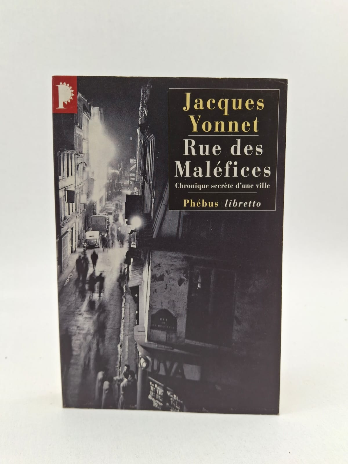 Rue des Maléfices (Chronique secrète d'une ville)-Jacques Yonnet acques Yonnet nous entraîne dans les rues sombres du vieux Paris, là où se croisent clochards, sorciers modernes et résistants de l'ombre. Le récit mêle des faits historiques réels à des légendes urbaines, créant une atmosphère de "réalisme fantastique" propre à l'esprit de l'époque. L'auteur décrit avec une poésie noire les bas-fonds de la ville, ses bistrots cachés et ses personnages marginaux qui semblent habités par d'anciens secrets. C'est un hommage vibrant à l'âme rebelle de Paris, une chronique où chaque pavé raconte une histoire étrange ou un maléfice oublié