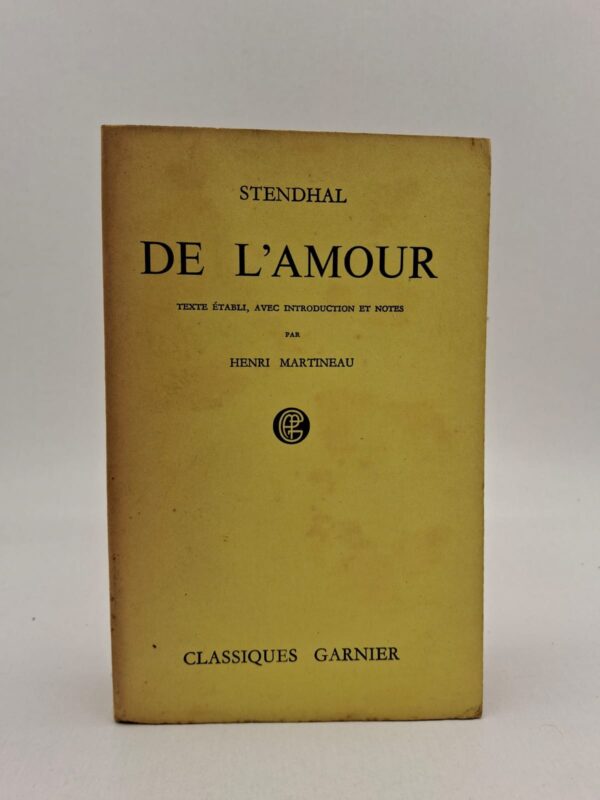 L'auteur décortique les différentes étapes du sentiment amoureux, de l'attrait initial jusqu'à l'attachement profond, en passant par le doute. Il distingue quatre types d'amour (l'amour-passion, l'amour-goût, l'amour physique et l'amour de vanité) pour mieux comprendre la diversité des émotions humaines. Le livre mêle observations personnelles, anecdotes historiques et réflexions sociologiques sur la condition des femmes et les mœurs de son époque. C'est une œuvre psychologique avant-gardiste qui cherche à transformer le sentiment amoureux en une science de l'âme, tout en conservant une grande élégance littéraire.
