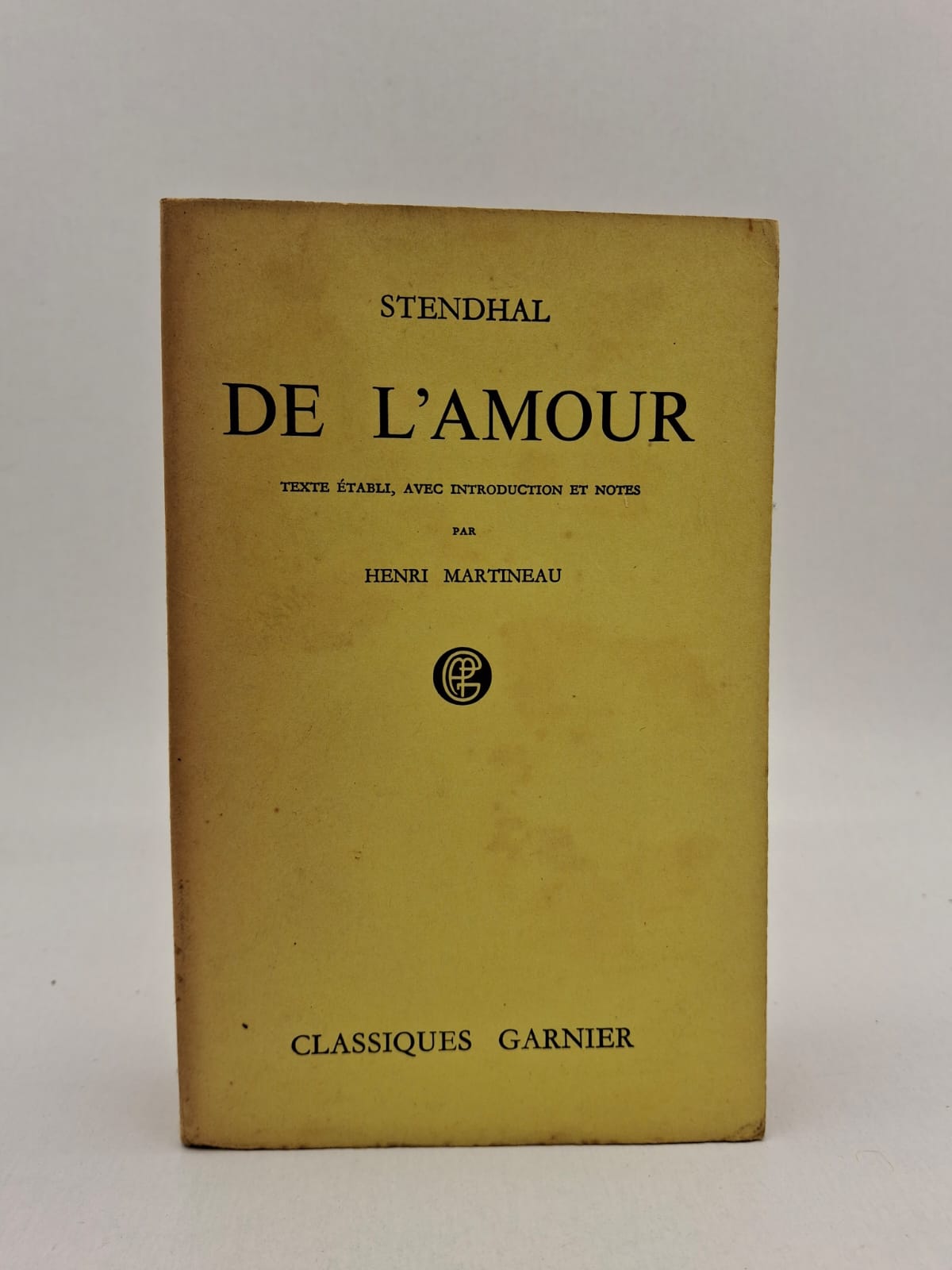 De l'amour-Stendhal L'auteur décortique les différentes étapes du sentiment amoureux, de l'attrait initial jusqu'à l'attachement profond, en passant par le doute. Il distingue quatre types d'amour (l'amour-passion, l'amour-goût, l'amour physique et l'amour de vanité) pour mieux comprendre la diversité des émotions humaines. Le livre mêle observations personnelles, anecdotes historiques et réflexions sociologiques sur la condition des femmes et les mœurs de son époque. C'est une œuvre psychologique avant-gardiste qui cherche à transformer le sentiment amoureux en une science de l'âme, tout en conservant une grande élégance littéraire.