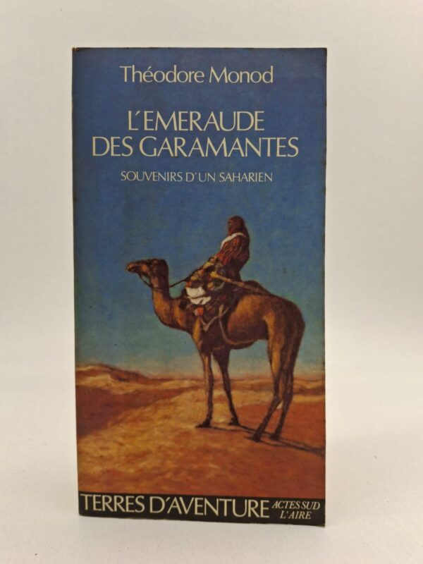 Dans cet ouvrage, Théodore Monod partage ses souvenirs de traversées pédestres et de recherches scientifiques au cœur du Sahara. Il mêle avec élégance la rigueur de l'observation géologique et naturaliste à une réflexion profonde sur la solitude et la beauté mystique des dunes. L'auteur nous fait découvrir l'histoire ancienne des Garamantes tout en célébrant la simplicité de la vie nomade. C'est une invitation à la contemplation et au respect d'un environnement aussi hostile que fascinant