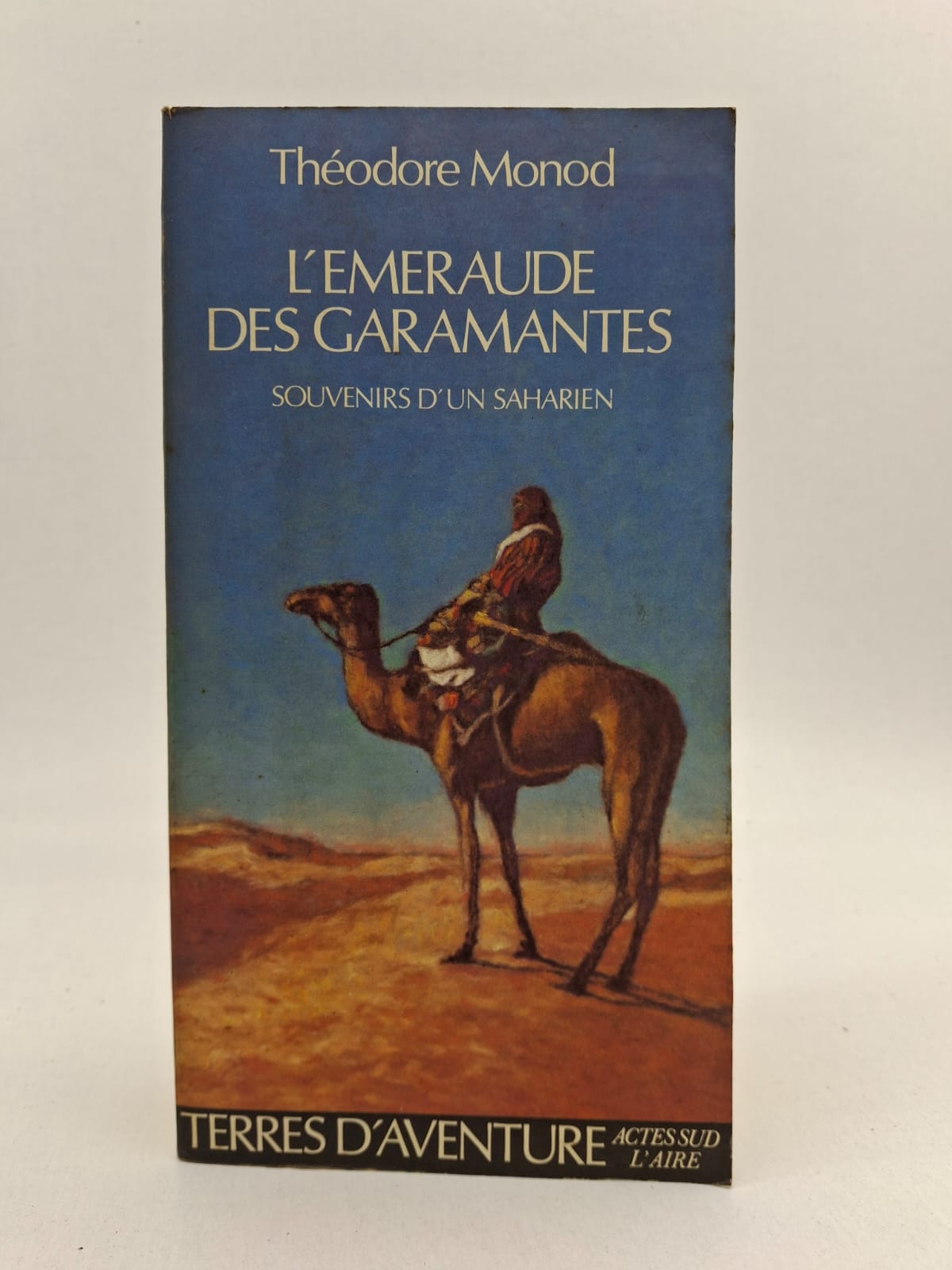 L'Émeraude des Garamantes-Théodore Monod Dans cet ouvrage, Théodore Monod partage ses souvenirs de traversées pédestres et de recherches scientifiques au cœur du Sahara. Il mêle avec élégance la rigueur de l'observation géologique et naturaliste à une réflexion profonde sur la solitude et la beauté mystique des dunes. L'auteur nous fait découvrir l'histoire ancienne des Garamantes tout en célébrant la simplicité de la vie nomade. C'est une invitation à la contemplation et au respect d'un environnement aussi hostile que fascinant