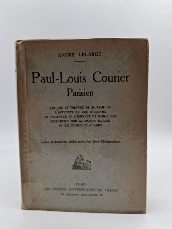 S'appuyant sur des lettres et des documents inédits, André Lelarge retrace avec précision l'origine et la fortune de la famille Courier au cœur de Paris. L'auteur analyse les circonstances de la naissance de Paul-Louis, ses domiciles successifs et l'influence de son environnement urbain sur le développement de son caractère. Ce travail de recherche lève le voile sur des aspects méconnus de son enfance et sur les événements marquants, comme l'attentat du duc d'Olonne. C'est une étude de référence pour comprendre la genèse sociale et culturelle de l'un des écrivains les plus caustiques de son temps