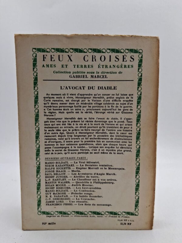 L’histoire suit un prêtre envoyé dans un village italien pour examiner la vie d’un homme considéré comme saint. Au fil de son enquête, il découvre des secrets, des conflits et des passions humaines. Le roman aborde les thèmes de la foi, de la justice et du pouvoir religieux. Morris L. West mêle suspense psychologique et réflexion spirituelle dans cette œuvre célèbre.