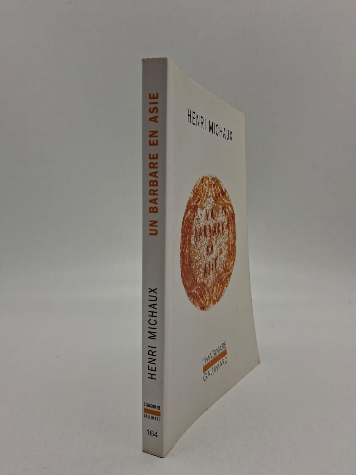 Un barbare en Asie Henri Michaux Dans ce livre, Henri Michaux raconte ses voyages et ses impressions sur plusieurs pays d’Asie. Il observe les coutumes, les comportements et les différences culturelles avec un regard personnel et critique. L’auteur mélange humour, réflexion et poésie dans ses descriptions. Cette œuvre propose une vision originale et subjective du voyage et de la découverte de l’autre.