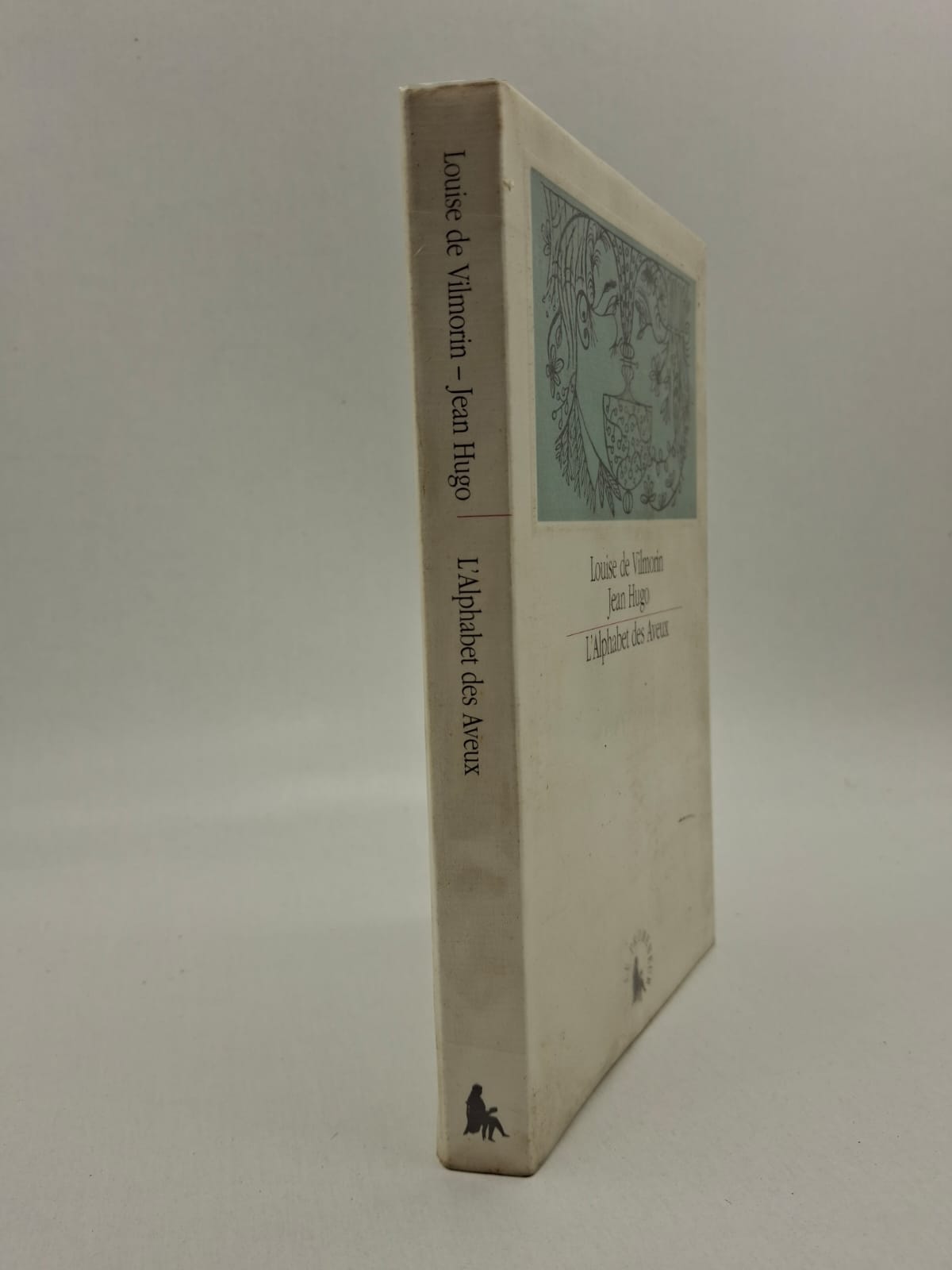 L'Alphabet des Aveux : Louise de Vilmorin Dans L'Alphabet des Aveux, Louise de Vilmorin compose une suite de textes poétiques et sensibles autour des sentiments amoureux, des confidences et des jeux du langage. Chaque lettre devient un prétexte à l’évocation d’émotions délicates et raffinées. L’écriture élégante et légère se mêle aux illustrations de Jean Hugo, créant une œuvre à la fois littéraire et artistique. Le livre reflète l’esprit mondain et poétique propre à l’autrice.