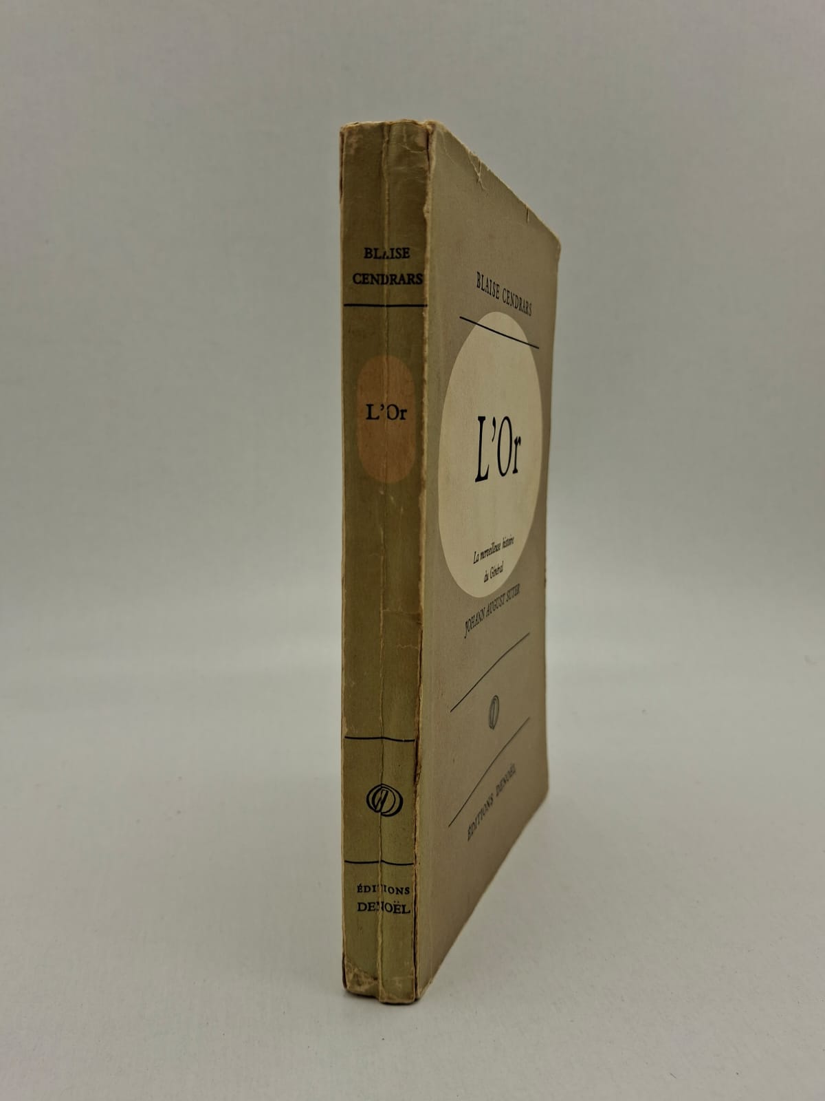 L'Or Blaise Cendrars Denoël (édition présentée) Dans L’Or, Blaise Cendrars raconte la vie de Johann August Suter, un aventurier suisse parti chercher fortune en Amérique. Après avoir bâti un immense domaine en Californie, Suter voit son rêve détruit par la découverte de l’or sur ses terres. Le roman mêle aventure, histoire et tragédie humaine dans le contexte de la ruée vers l’or. L’auteur montre comment la richesse peut conduire à la ruine et à la solitude.