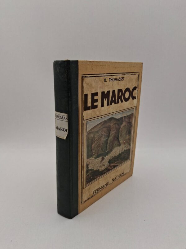 Le Maroc décrit les différentes régions marocaines, leurs habitants et leurs modes de vie. L’ouvrage parle des montagnes, des villes impériales, des souks et du désert. Il explique aussi certaines coutumes, l’histoire et les influences culturelles du pays. Ce livre ancien avait un but documentaire et pédagogique pour faire connaître le Maroc aux jeunes lecteurs français.