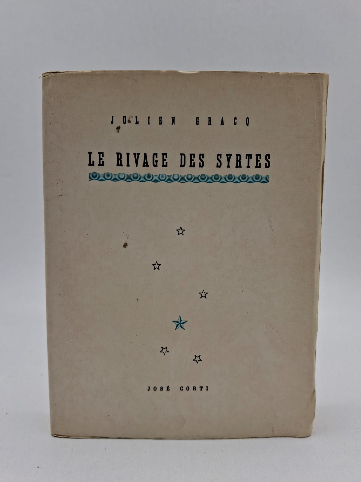 Le Rivage des SyrtesJulien Gracq- Aldo, un jeune aristocrate d'Orsenna, est envoyé comme observateur dans une forteresse isolée face à la mer des Syrtes, frontière d'un pays ennemi avec lequel la paix dure depuis trois siècles. Dans cette atmosphère d'attente pesante et de déclin, il finit par briser le statu quo en franchissant la ligne de démarcation interdite sur son patrouilleur. Ce geste solitaire et provocateur réveille une guerre oubliée, précipitant ainsi le destin tragique d'une civilisation somnolente vers sa propre fin. C'est une méditation profonde sur l'histoire, l'attente et la fascination pour le désastre