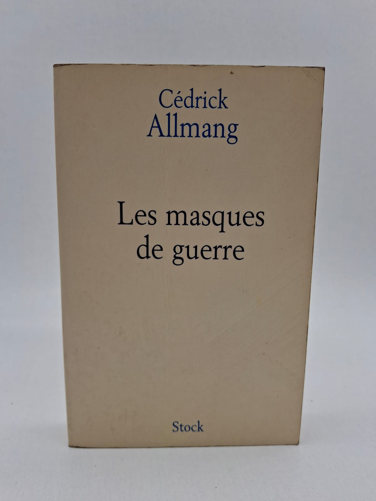 Les masques de guerreCédrick Allmang- Le roman explore les thèmes de la dissimulation et de la vérité à travers le parcours d'un protagoniste confronté à ses propres non-dits. L'auteur décortique les mécanismes psychologiques qui poussent les individus à porter des "masques" pour survivre aux conflits intérieurs ou familiaux. Dans une écriture sobre et précise, l'intrigue dévoile peu à peu les secrets qui hantent les personnages, transformant leur quotidien en un véritable champ de bataille émotionnel. C'est une réflexion poignante sur la difficulté de se montrer tel que l'on est vraiment face à l'adversité