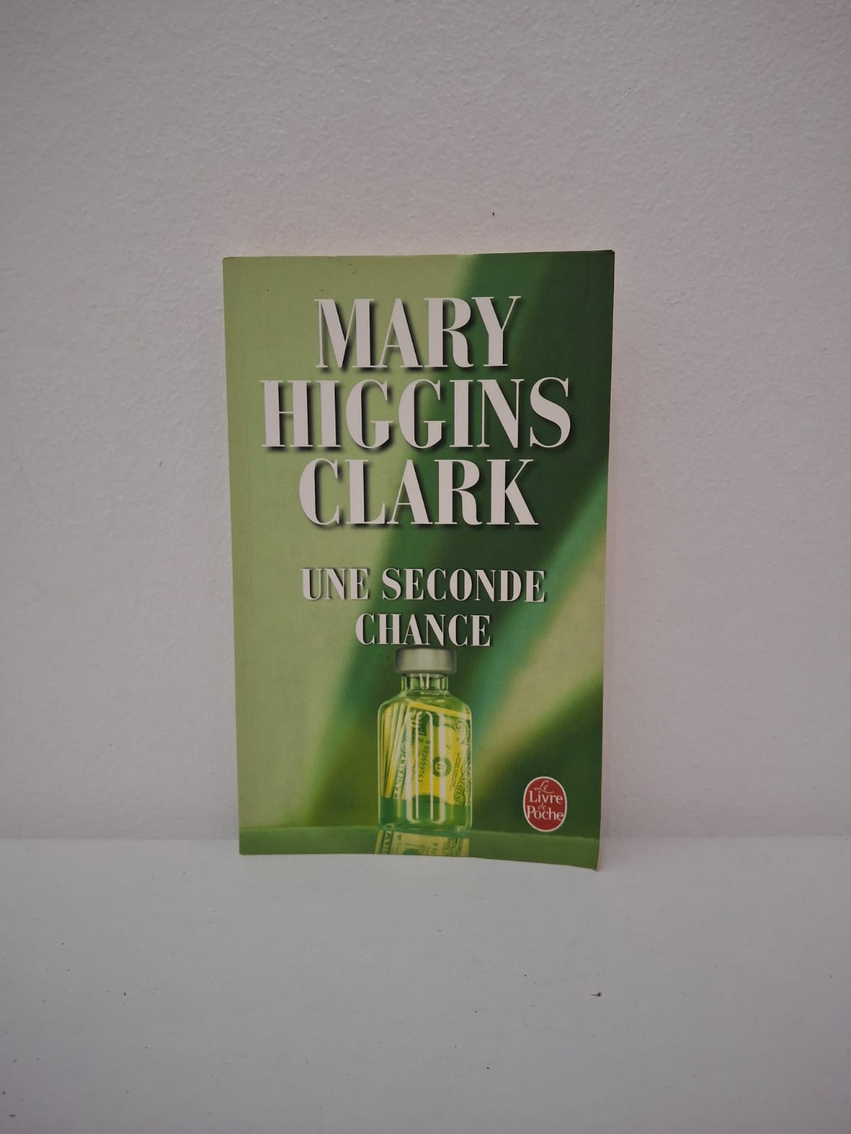 Une seconde chance-Mary Higgins Clark Nicholas Spencer, président d'une entreprise de recherche médicale révolutionnaire, disparaît dans un accident d'avion après avoir été accusé de détournement de fonds. Sa compagne, Lynn Spencer, refuse de croire à sa culpabilité et se lance dans une enquête périlleuse pour blanchir son nom, malgré les menaces qui pèsent sur elle. Elle découvre alors une conspiration complexe liée à un vaccin anticancéreux, où les intérêts financiers justifient les crimes les plus odieux. Entre trahisons et rebondissements, ce thriller explore les dérives de l'ambition et la quête acharnée de la vérité.