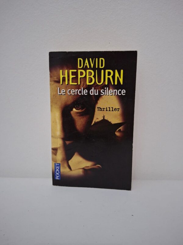 Madame Darmont, une retraitée solitaire et observatrice, est persuadée que ses nouveaux voisins cachent un secret terrible concernant l'un de leurs enfants. Elle remarque un petit garçon souvent puni dans le jardin, qui semble invisible pour le reste du monde, et décide de mener son enquête malgré l'incrédulité de son entourage. Entre paranoïa et réalité, le récit dénoue lentement les fils d'un drame familial sombre où les apparences sont trompeuses. C'est une réflexion intense sur l'indifférence sociale et le courage de dénoncer l'inacceptable, même au risque de sa propre raison.