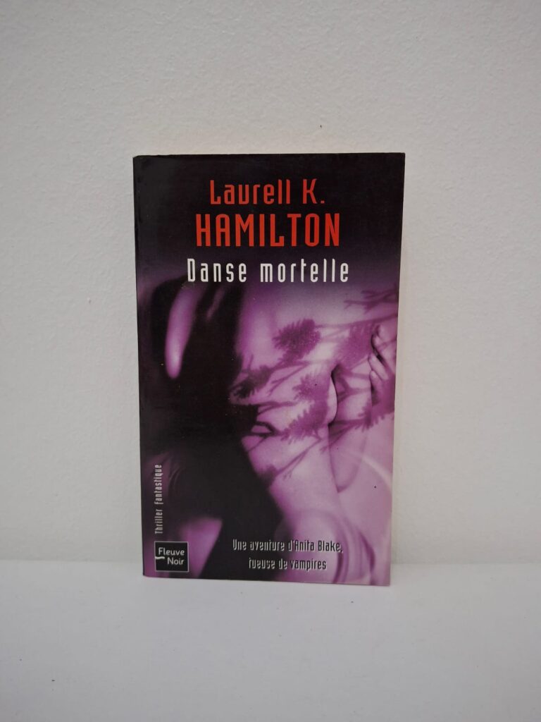 Anita Blake, la tueuse de vampires, est devenue la cible d'un contrat de plusieurs millions de dollars, attirant tous les assassins de la région à ses trousses. En parallèle, elle doit gérer les tensions explosives entre Jean-Claude, le Master de la ville, et Richard, le chef de la meute de loups-garous, qui se battent pour son cœur. Pour survivre, Anita est forcée de faire des choix moraux difficiles et d'embrasser davantage ses propres pouvoirs obscurs. Ce récit mêle action effrénée, intrigues politiques de l'ombre et une tension émotionnelle à son comble.