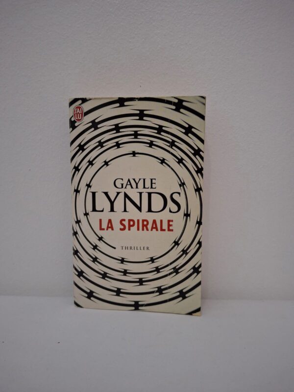 L'histoire suit Liz Sansborough, une ancienne agente de la CIA qui tente de mener une vie paisible jusqu'à ce que son passé ne la rattrape brutalement. Elle se retrouve traquée par une organisation mystérieuse appelée "La Spirale", qui cherche à récupérer des dossiers secrets appartenant à son père, un célèbre tueur à gages. Entre complots politiques et courses-poursuites à travers l'Europe, Liz doit dénouer les fils d'une conspiration mondiale pour survivre. Ce récit intense explore les thèmes de la trahison et de l'héritage familial au sein de l'ombre des services secrets.