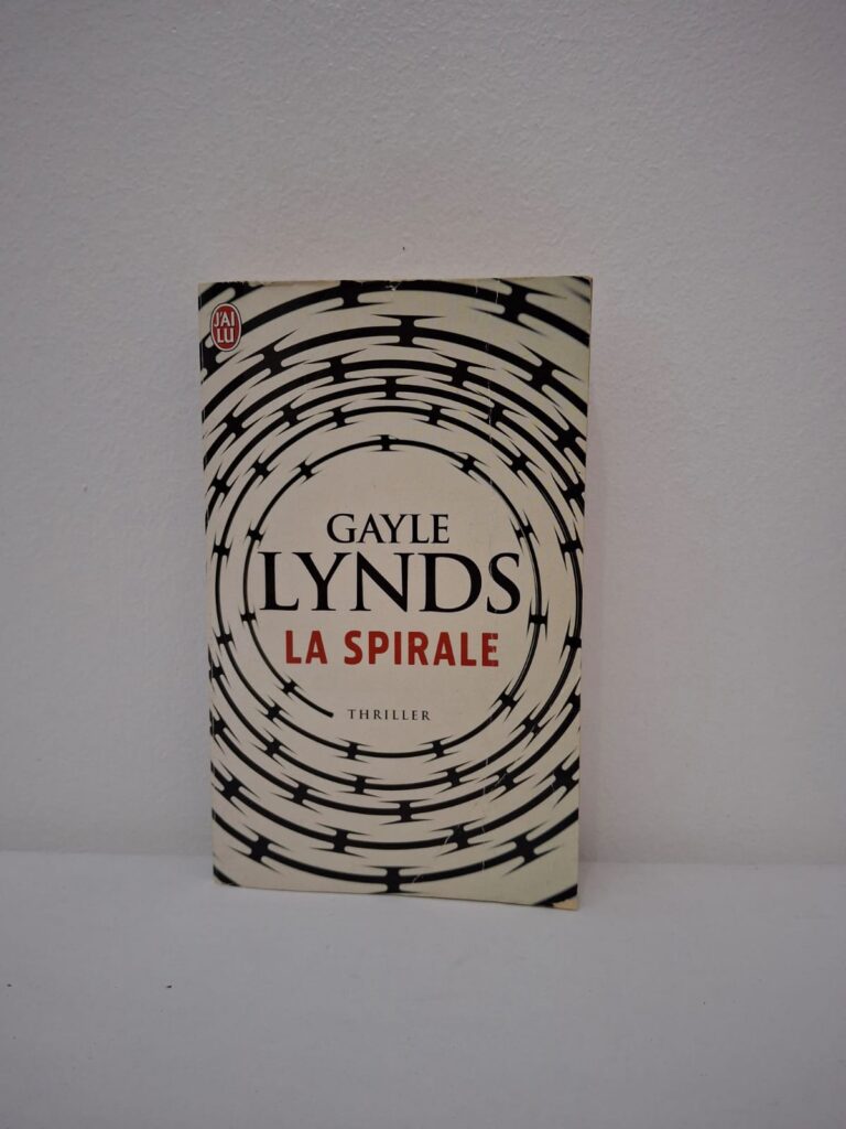 L'histoire suit Liz Sansborough, une ancienne agente de la CIA qui tente de mener une vie paisible jusqu'à ce que son passé ne la rattrape brutalement. Elle se retrouve traquée par une organisation mystérieuse appelée "La Spirale", qui cherche à récupérer des dossiers secrets appartenant à son père, un célèbre tueur à gages. Entre complots politiques et courses-poursuites à travers l'Europe, Liz doit dénouer les fils d'une conspiration mondiale pour survivre. Ce récit intense explore les thèmes de la trahison et de l'héritage familial au sein de l'ombre des services secrets.