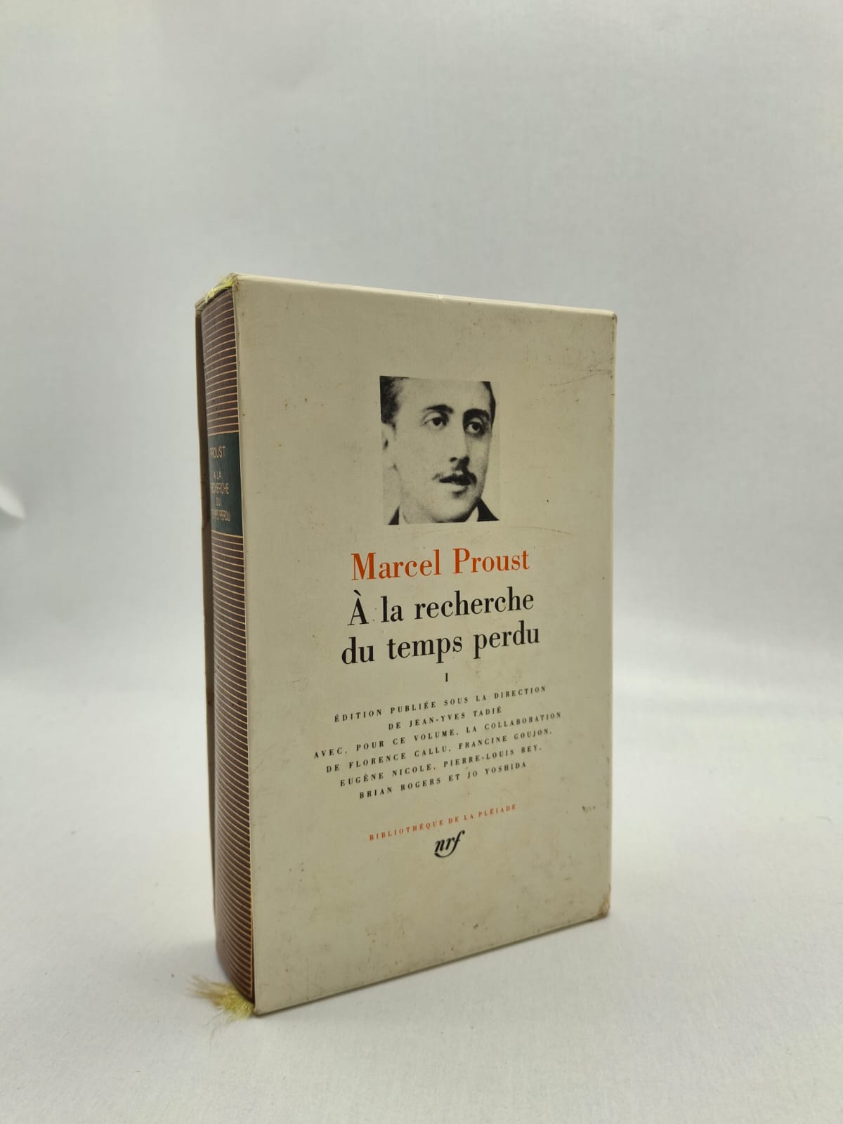 À la recherche du temps perdu – Tome I Bibliothèque de la Pléiade Marcel Proust raconte les souvenirs de son enfance et de sa jeunesse. Le narrateur réfléchit au temps qui passe et aux émotions du passé. L’œuvre décrit la société française avec beaucoup de détails et de sensibilité. Le livre montre comment la mémoire permet de retrouver des moments oubliés.