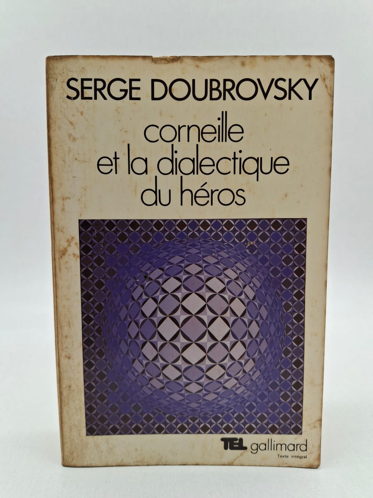 Corneille et la dialectique du héros-Serge Doubrovsky Dans cet essai fondateur, Serge Doubrovsky explore la nature de la gloire et de l'honneur chez les personnages de Pierre Corneille. Il démontre que le héros cornélien ne naît pas grand, mais qu'il se construit par une lutte constante pour s'élever au-dessus de sa condition humaine et des intérêts personnels. À travers une analyse rigoureuse des grandes tragédies, l'auteur met en lumière la contradiction entre la liberté individuelle et les exigences du pouvoir. C'est une réflexion profonde sur la morale aristocratique et la quête de soi dans le théâtre classique français.