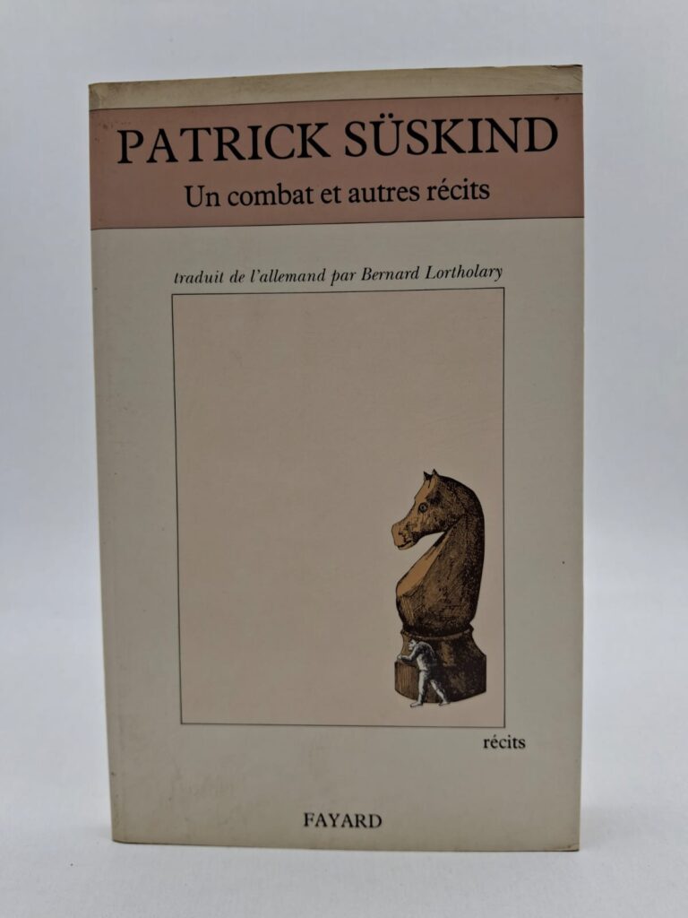 Le livre s'ouvre sur une partie d'échecs mémorable au jardin du Luxembourg, où un jeune inconnu défie un vieux maître sous les yeux d'une foule manipulable. À travers cette nouvelle et les suivantes, Süskind dissèque la vanité, la quête de perfection et la peur de la médiocrité qui hantent ses personnages solitaires. On y croise un artiste sombrant dans la folie par crainte de ne pas être génial ou un homme luttant contre l'absurdité du quotidien. Chaque récit est une miniature psychologique précise qui souligne l'étrangeté de la condition humaine derrière une simplicité apparente.