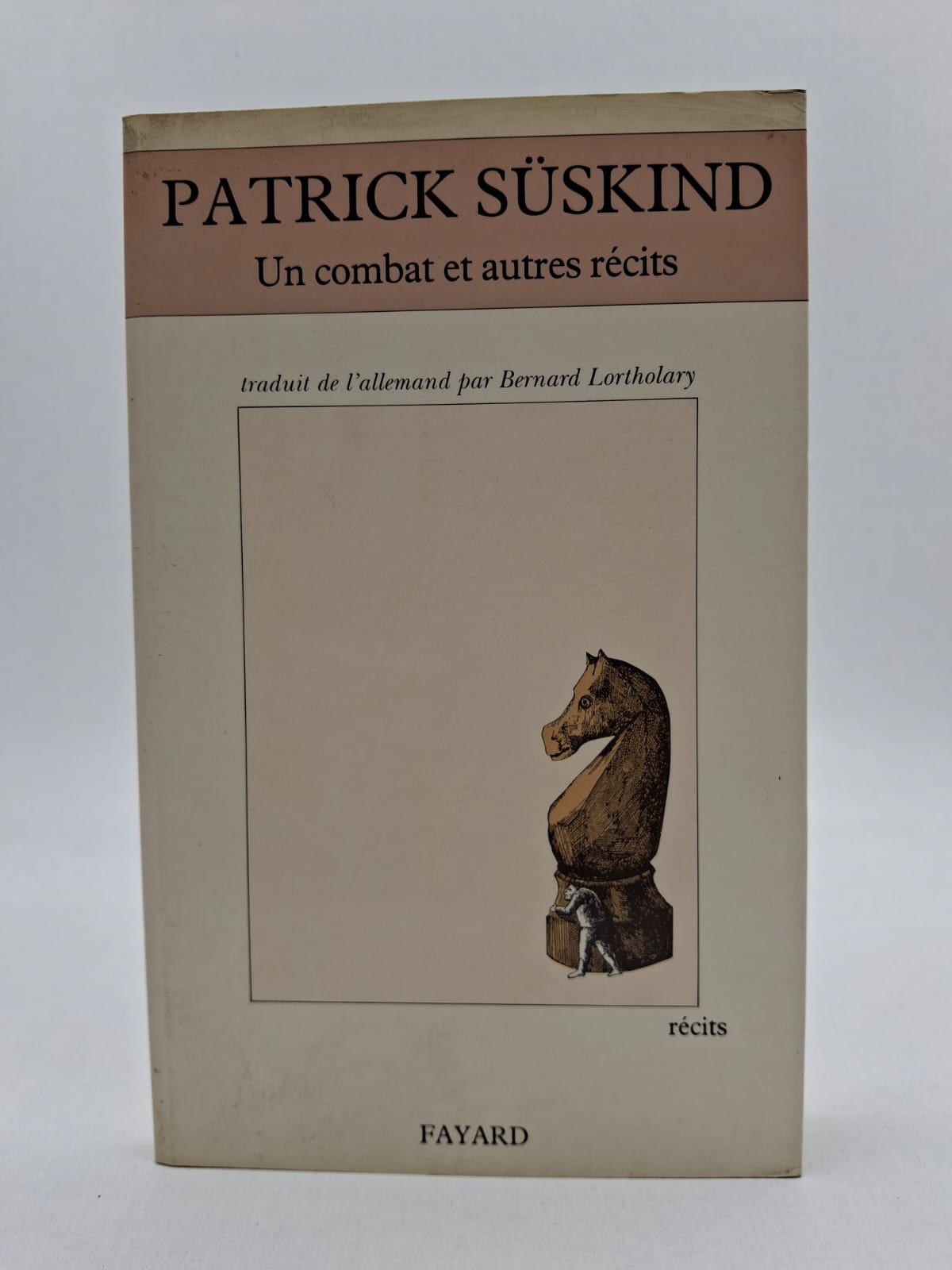 Un combat et autres récits-Patrick Süskind Le livre s'ouvre sur une partie d'échecs mémorable au jardin du Luxembourg, où un jeune inconnu défie un vieux maître sous les yeux d'une foule manipulable. À travers cette nouvelle et les suivantes, Süskind dissèque la vanité, la quête de perfection et la peur de la médiocrité qui hantent ses personnages solitaires. On y croise un artiste sombrant dans la folie par crainte de ne pas être génial ou un homme luttant contre l'absurdité du quotidien. Chaque récit est une miniature psychologique précise qui souligne l'étrangeté de la condition humaine derrière une simplicité apparente.