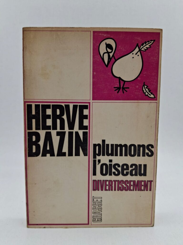 Le récit met en scène une famille bourgeoise aux prises avec ses propres contradictions et ses désirs de paraître. Hervé Bazin utilise son talent habituel pour disséquer les rapports de force et les petits secrets qui se cachent derrière les façades respectables. À travers une série de situations cocasses et de dialogues percutants, l'auteur s'amuse à "plumer" ses personnages de leurs prétentions et de leurs masques. C'est une œuvre à la fois drôle et cynique qui explore la fragilité des relations humaines face à l'argent et au statut social.