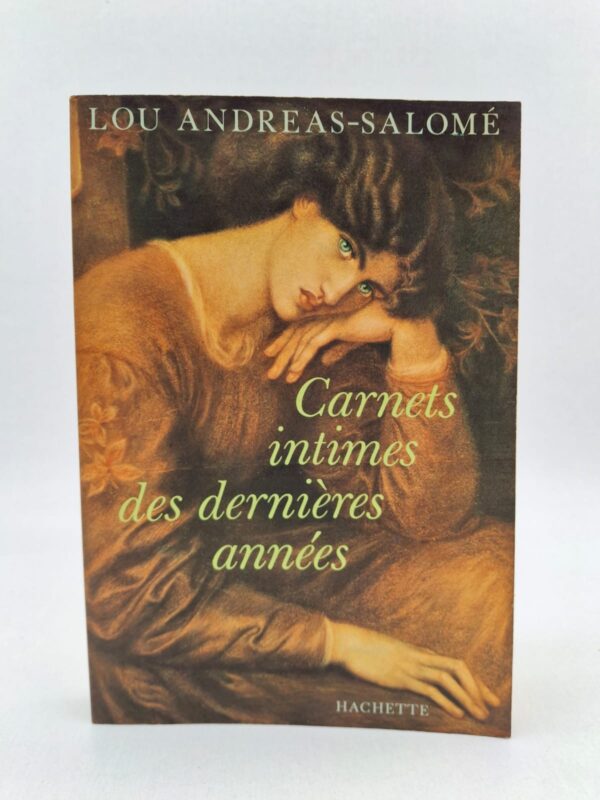Dans ces carnets rédigés vers la fin de sa vie, Lou Andreas-Salomé livre ses réflexions les plus personnelles sur l'existence, la vieillesse et la spiritualité. Elle y explore ses souvenirs avec une lucidité remarquable, mêlant la psychanalyse à sa propre expérience vécue au contact des plus grands esprits de son temps. L'ouvrage témoigne de sa soif insatiable de liberté intellectuelle et de sa quête permanente pour comprendre les mystères de l'âme humaine. C'est un voyage intérieur empreint de sagesse qui révèle une personnalité d'une richesse et d'une force de caractère hors du commun.