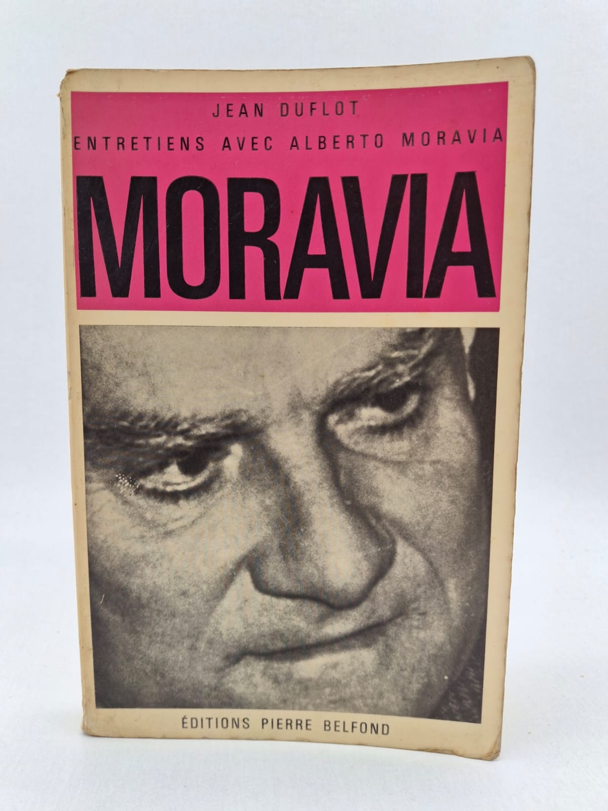 Entretiens avec Alberto Moravia-Jean Duflot Dans ce livre, Alberto Moravia livre ses réflexions avec la franchise et la lucidité qui caractérisent son œuvre. Les échanges abordent des thématiques variées telles que sa conception du roman, son engagement politique, le cinéma et la psychanalyse. L'ouvrage constitue un document précieux pour comprendre l'évolution de la pensée de Moravia, depuis son premier succès avec Les Indifférents jusqu'à ses travaux ultérieurs. Il explore ses obsessions récurrentes, notamment l'aliénation de l'individu, la critique de la bourgeoisie et le réalisme humain. Ce dialogue entre littérature et philosophie met en lumière le parcours intellectuel d'un témoin majeur des transformations de son époque.