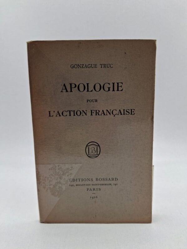 Dans cet essai, Gonzague Truc expose et défend les principes du nationalisme intégral prôné par Charles Maurras. L'auteur y analyse les fondements de la pensée monarchiste et traditionaliste, s'opposant vigoureusement aux principes de la démocratie libérale et du parlementarisme de l'époque. Il soutient que seule une restauration des institutions traditionnelles peut garantir l'ordre et la grandeur de la France. C'est un document essentiel pour comprendre les débats idéologiques intenses qui ont agité la droite intellectuelle française au début du XXe siècle.