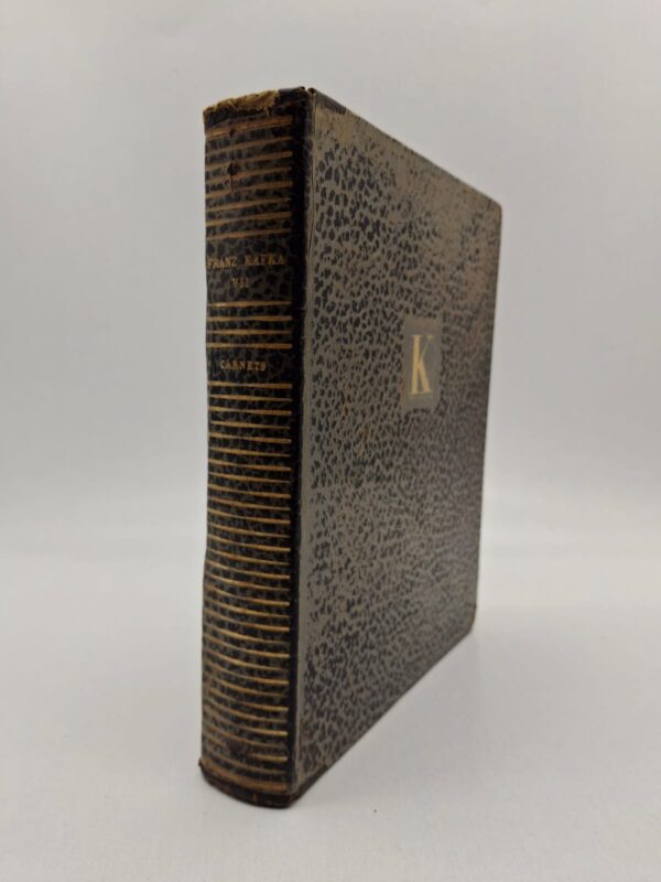 Le septième tome de cette collection regroupe généralement des textes posthumes, des fragments ou de la correspondance, essentiels pour saisir la genèse de la pensée kafkaïenne. Sous l'expertise de Marthe Robert, éminente spécialiste de l'auteur, ce volume explore les thèmes de l'absurde, de la bureaucratie aliénante et de la culpabilité métaphysique. Les illustrations de L. Mitelberg viennent souligner l'atmosphère onirique et souvent angoissante propre à l'univers de Kafka. C'est un ouvrage indispensable pour tout chercheur ou admirateur souhaitant approfondir la psyché d'un des écrivains les plus influents du XXe siècle.