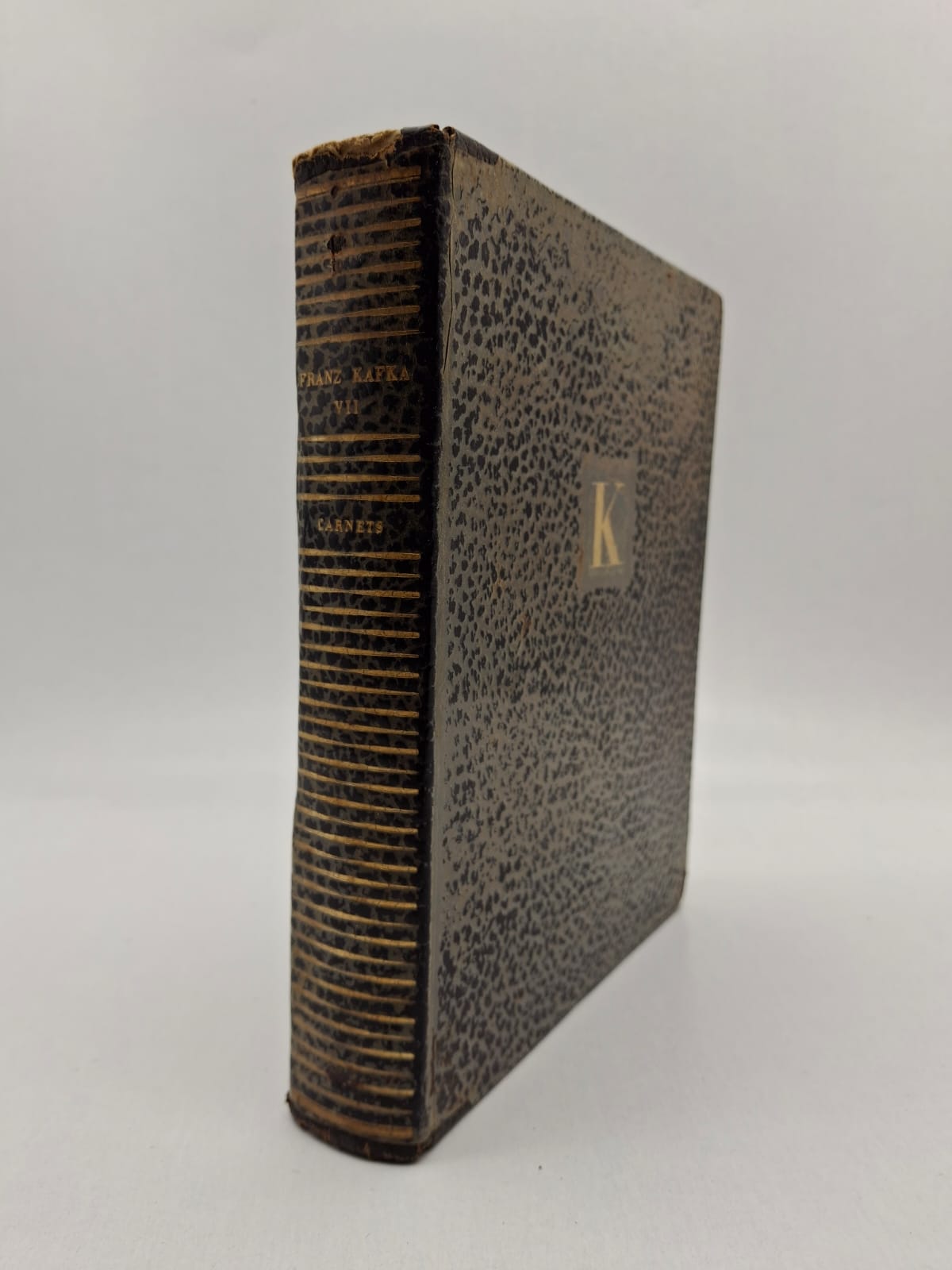 Œuvres complètes de Franz Kafka (tome septième) Le septième tome de cette collection regroupe généralement des textes posthumes, des fragments ou de la correspondance, essentiels pour saisir la genèse de la pensée kafkaïenne. Sous l'expertise de Marthe Robert, éminente spécialiste de l'auteur, ce volume explore les thèmes de l'absurde, de la bureaucratie aliénante et de la culpabilité métaphysique. Les illustrations de L. Mitelberg viennent souligner l'atmosphère onirique et souvent angoissante propre à l'univers de Kafka. C'est un ouvrage indispensable pour tout chercheur ou admirateur souhaitant approfondir la psyché d'un des écrivains les plus influents du XXe siècle.
