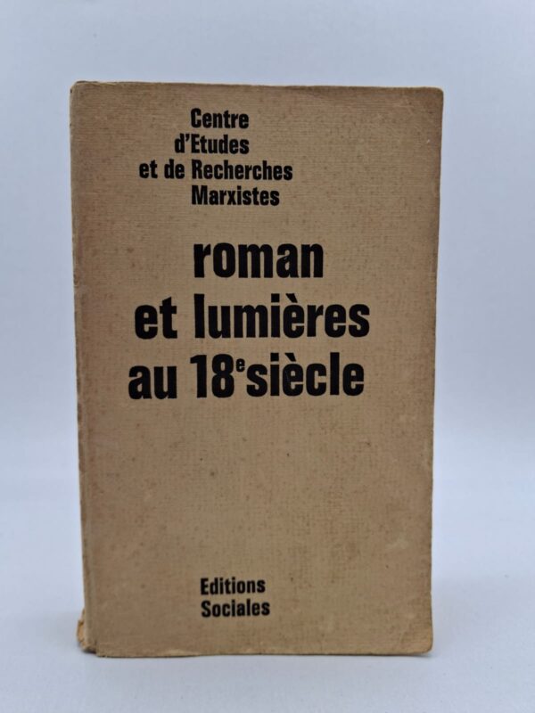 Fruit d'un colloque organisé par le Centre d'Études et de Recherches Marxistes, cet ouvrage explore comment le roman est devenu le véhicule privilégié des idées nouvelles et de l'esprit critique de la bourgeoisie montante. Les différents contributeurs examinent les œuvres de grands auteurs comme Diderot, Rousseau ou Voltaire à travers le prisme des structures sociales et des tensions idéologiques de l'époque. L'analyse met en lumière la manière dont la fiction a permis de questionner l'ordre établi, la morale et la religion, tout en forgeant une nouvelle conscience individuelle. Publié par les Éditions Sociales, ce livre offre une perspective matérialiste et historique rigoureuse sur l'un des siècles les plus féconds de la littérature française.