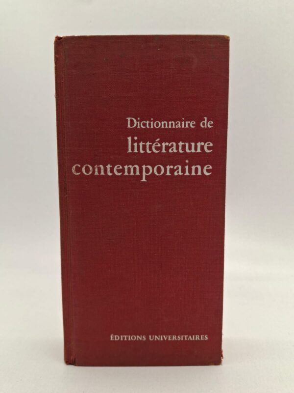 Cet ouvrage encyclopédique dresse un inventaire complet des écrivains majeurs de la période contemporaine, en proposant des notices biographiques et des analyses d'œuvres. Il permet de naviguer à travers la diversité des styles et des genres, du Nouveau Roman à la poésie moderne, tout en situant chaque auteur dans son contexte historique. Véritable outil de travail pour les étudiants et chercheurs, il analyse les évolutions esthétiques et les débats intellectuels qui ont animé la scène française. Publié par les Éditions Universitaires, ce dictionnaire reste un témoignage précieux sur la manière dont la littérature a été perçue et classée à son époque.
