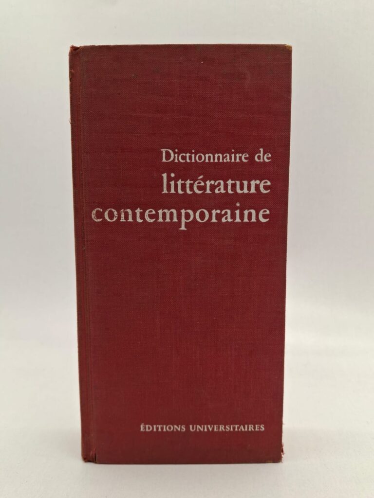 Cet ouvrage encyclopédique dresse un inventaire complet des écrivains majeurs de la période contemporaine, en proposant des notices biographiques et des analyses d'œuvres. Il permet de naviguer à travers la diversité des styles et des genres, du Nouveau Roman à la poésie moderne, tout en situant chaque auteur dans son contexte historique. Véritable outil de travail pour les étudiants et chercheurs, il analyse les évolutions esthétiques et les débats intellectuels qui ont animé la scène française. Publié par les Éditions Universitaires, ce dictionnaire reste un témoignage précieux sur la manière dont la littérature a été perçue et classée à son époque.