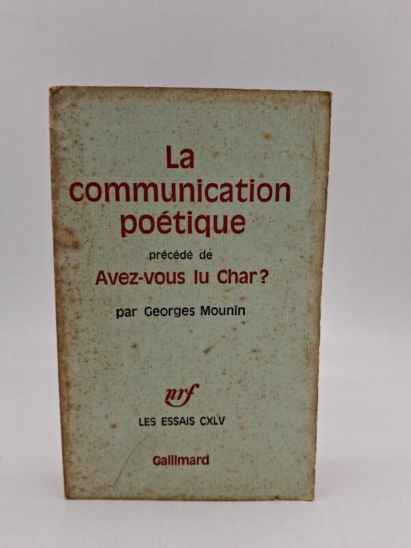 Dans cet essai fondamental, le linguiste Georges Mounin s'interroge sur la spécificité du langage poétique et sur sa capacité réelle à communiquer avec le lecteur. Il commence par une étude célèbre consacrée à René Char, analysant les difficultés et les beautés de son hermétisme, avant de s'étendre à une réflexion plus générale sur l'esthétique. L'auteur utilise les outils de la sémantique pour démontrer que la poésie n'est pas une simple décoration du discours, mais une structure de communication unique. Publié chez Gallimard dans la collection "Les Essais", ce livre est une étape clé pour comprendre comment la science du langage peut éclairer l'art des poètes.