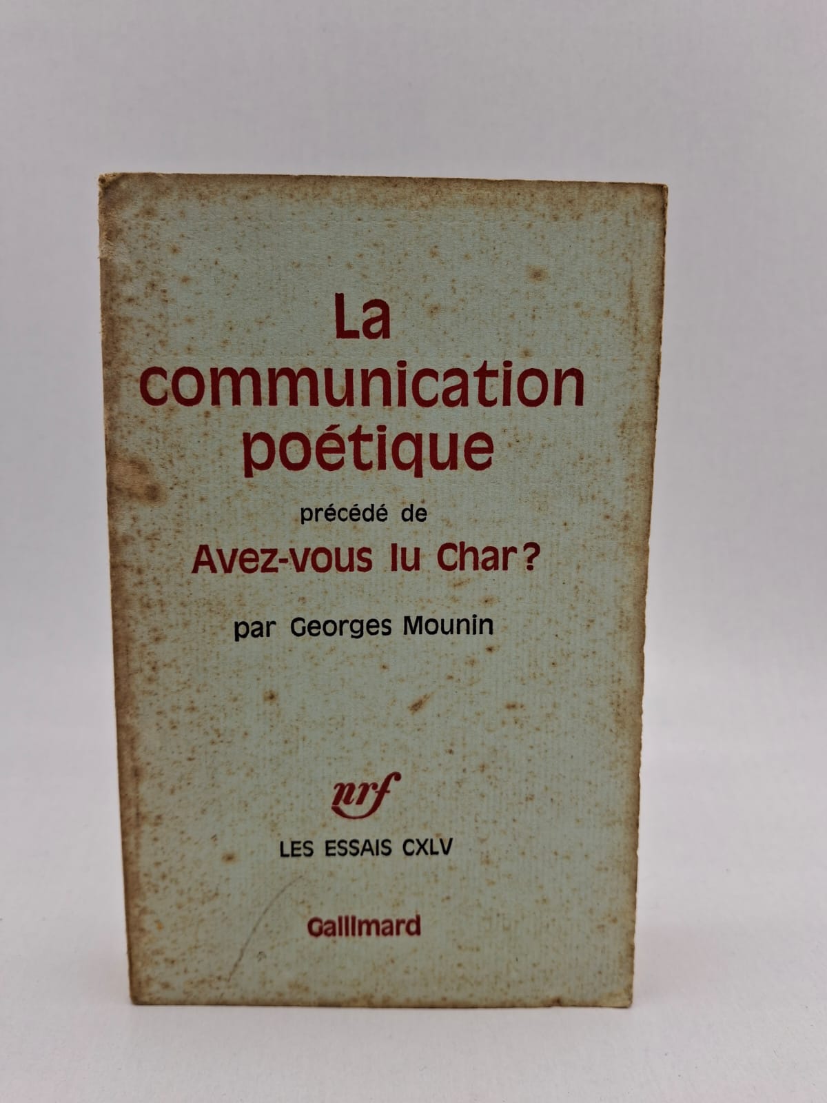 La communication poétique (précédé de Avez-vous lu Char ?)-Georges Mounin Dans cet essai fondamental, le linguiste Georges Mounin s'interroge sur la spécificité du langage poétique et sur sa capacité réelle à communiquer avec le lecteur. Il commence par une étude célèbre consacrée à René Char, analysant les difficultés et les beautés de son hermétisme, avant de s'étendre à une réflexion plus générale sur l'esthétique. L'auteur utilise les outils de la sémantique pour démontrer que la poésie n'est pas une simple décoration du discours, mais une structure de communication unique. Publié chez Gallimard dans la collection "Les Essais", ce livre est une étape clé pour comprendre comment la science du langage peut éclairer l'art des poètes.