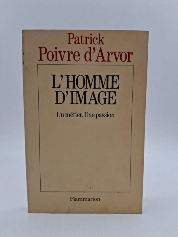 Dans cet ouvrage, le célèbre présentateur du JT explore la dualité de sa vie professionnelle, entre la rigueur de l'information et la fascination pour l'image. Il y décrit le quotidien des reporters, les exigences du direct et l'évolution des médias face à un public de plus en plus avide de sensations visuelles. À travers son expérience personnelle, l'auteur analyse la responsabilité éthique de celui qui "fait" l'actualité chaque soir devant des millions de téléspectateurs. Publié chez Flammarion, ce livre est à la fois un plaidoyer pour la passion du journalisme et une analyse lucide de la mise en scène du monde contemporain