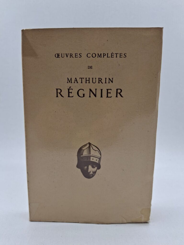 Grand rival de Malherbe, Mathurin Régnier se distingue par une poésie vigoureuse et colorée qui refuse le purisme excessif pour privilégier la vérité humaine. Ses satires dressent un portrait sans complaisance de la société de son temps, croquant avec ironie les mœurs des courtisans, des faux dévots et des poètes pédants. À travers un style qui mêle archaïsmes savoureux et réalisme cru, il explore la condition humaine avec une liberté de ton remarquable pour l'époque. Cette édition complète permet de redécouvrir un auteur essentiel qui a su préserver l'héritage de la Pléiade tout en ouvrant la voie à l'esprit critique du classicisme.