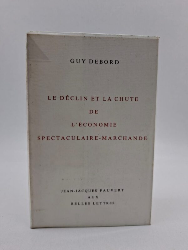 Dans cet essai, le théoricien de l'Internationale Situationniste interprète les émeutes urbaines américaines non pas comme un simple fait divers, mais comme une critique en acte de la marchandise. Debord y démontre comment le spectacle transforme la vie réelle en représentations aliénantes, poussant les exploités à briser le cycle de la consommation forcée par la violence révolutionnaire. Il soutient que le pillage et l'insurrection sont les premières étapes d'un refus total de l'ordre économique établi et de ses faux besoins. Ce texte bref mais puissant pose les jalons de la critique radicale de la société de consommation qui culminera lors des événements de Mai 68.