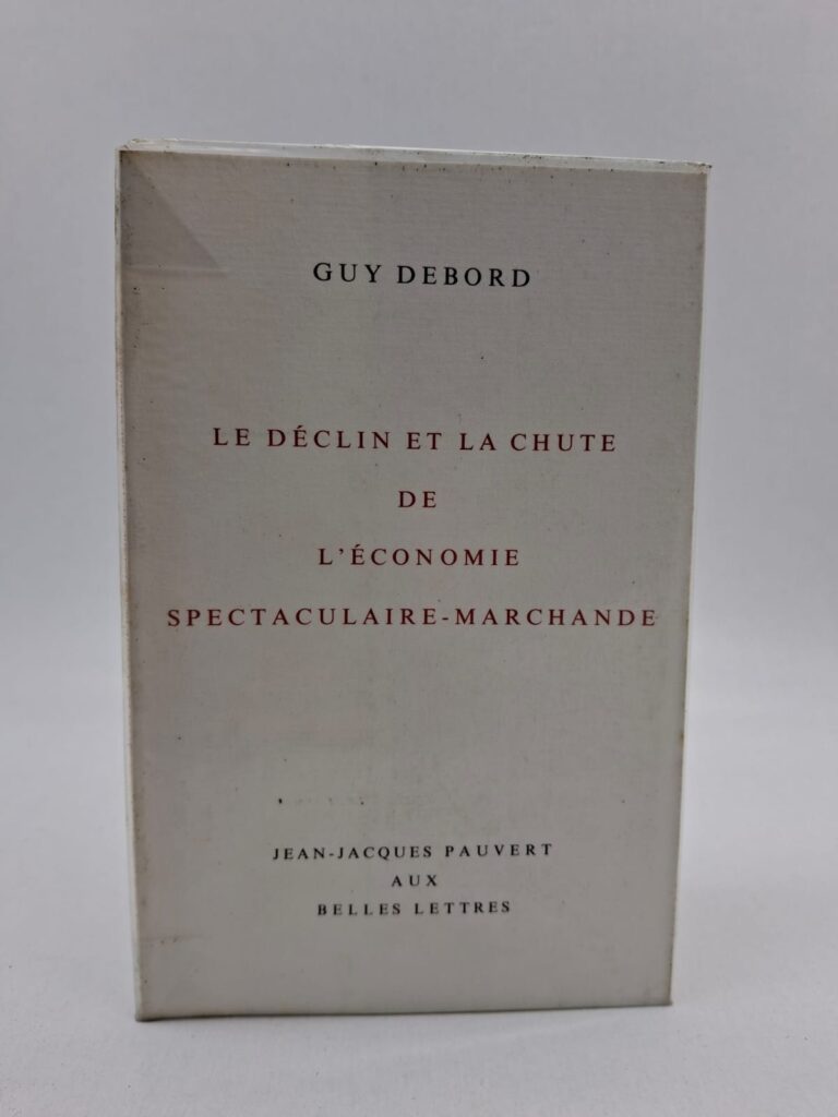 Dans cet essai, le théoricien de l'Internationale Situationniste interprète les émeutes urbaines américaines non pas comme un simple fait divers, mais comme une critique en acte de la marchandise. Debord y démontre comment le spectacle transforme la vie réelle en représentations aliénantes, poussant les exploités à briser le cycle de la consommation forcée par la violence révolutionnaire. Il soutient que le pillage et l'insurrection sont les premières étapes d'un refus total de l'ordre économique établi et de ses faux besoins. Ce texte bref mais puissant pose les jalons de la critique radicale de la société de consommation qui culminera lors des événements de Mai 68.