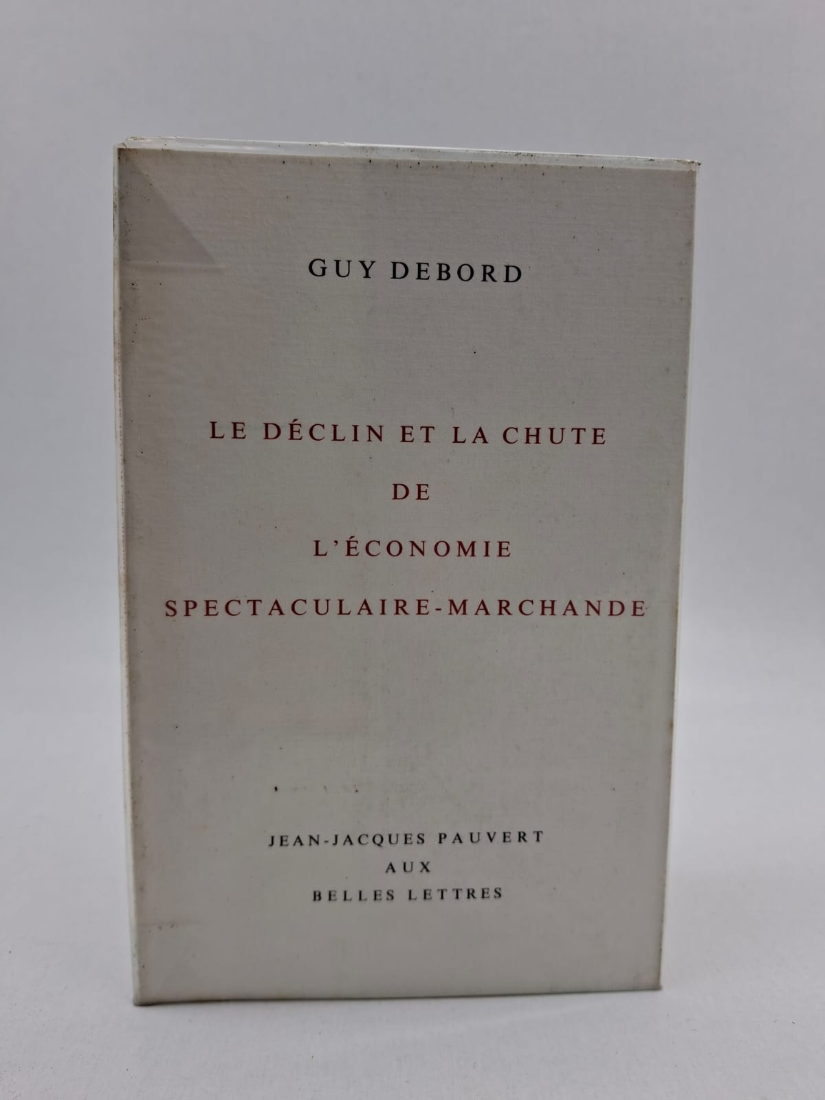 Le Déclin et la chute de l'économie -Guy Debord Dans cet essai, le théoricien de l'Internationale Situationniste interprète les émeutes urbaines américaines non pas comme un simple fait divers, mais comme une critique en acte de la marchandise. Debord y démontre comment le spectacle transforme la vie réelle en représentations aliénantes, poussant les exploités à briser le cycle de la consommation forcée par la violence révolutionnaire. Il soutient que le pillage et l'insurrection sont les premières étapes d'un refus total de l'ordre économique établi et de ses faux besoins. Ce texte bref mais puissant pose les jalons de la critique radicale de la société de consommation qui culminera lors des événements de Mai 68.