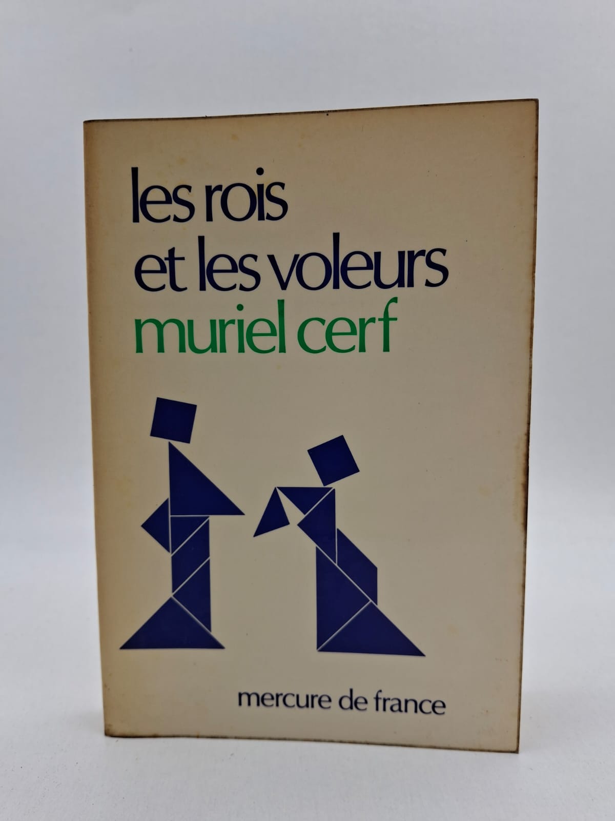Les Rois et les Voleurs-Muriel Cerf Le récit suit les pérégrinations d'une jeune femme à travers l'Orient, de l'Inde au Népal, dans une quête d'absolu et d'exotisme loin des conventions occidentales. Muriel Cerf déploie une écriture flamboyante et foisonnante pour décrire la beauté cruelle, les palais en ruine et la faune humaine fascinante croisée en chemin. Entre émerveillement spirituel et désillusions charnelles, l'héroïne se perd et se retrouve dans un labyrinthe de paysages hallucinés et de rencontres fortuites. Ce premier roman, salué pour son souffle poétique, est devenu le manifeste d'une génération en quête d'ailleurs et de liberté totale