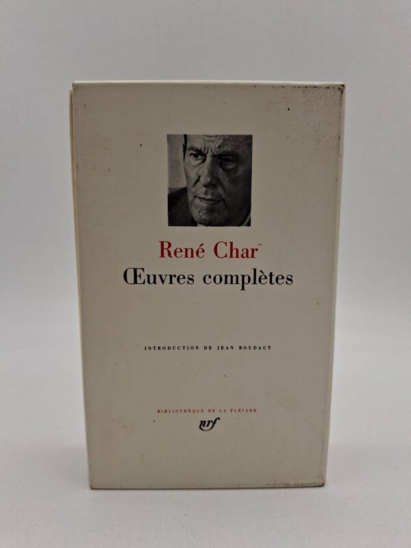 Ce volume de la Bibliothèque de la Pléiade parcourt toute la carrière de René Char, de ses débuts marqués par le surréalisme jusqu'à ses recueils de maturité d'une densité métaphysique rare. Il inclut ses œuvres majeures comme Fureur et Mystère, où la poésie devient un acte de résistance morale et politique face à la barbarie de la guerre. L'écriture de Char se distingue par ses aphorismes tranchants et ses images lumineuses qui célèbrent la beauté sauvage du monde et la dignité humaine. C’est un recueil essentiel qui permet de saisir la cohérence d'une pensée où l'art et l'engagement éthique sont indissociables.
