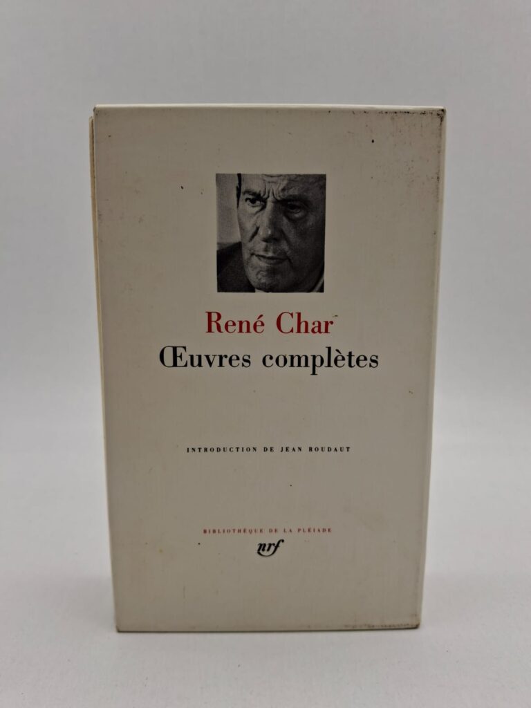 Ce volume de la Bibliothèque de la Pléiade parcourt toute la carrière de René Char, de ses débuts marqués par le surréalisme jusqu'à ses recueils de maturité d'une densité métaphysique rare. Il inclut ses œuvres majeures comme Fureur et Mystère, où la poésie devient un acte de résistance morale et politique face à la barbarie de la guerre. L'écriture de Char se distingue par ses aphorismes tranchants et ses images lumineuses qui célèbrent la beauté sauvage du monde et la dignité humaine. C’est un recueil essentiel qui permet de saisir la cohérence d'une pensée où l'art et l'engagement éthique sont indissociables.