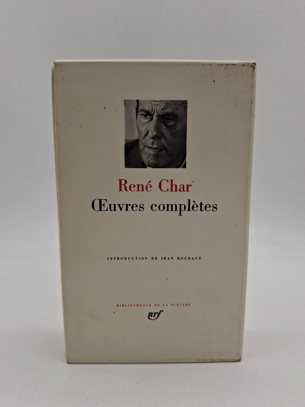 Œuvres complètes-René Char Ce volume de la Bibliothèque de la Pléiade parcourt toute la carrière de René Char, de ses débuts marqués par le surréalisme jusqu'à ses recueils de maturité d'une densité métaphysique rare. Il inclut ses œuvres majeures comme Fureur et Mystère, où la poésie devient un acte de résistance morale et politique face à la barbarie de la guerre. L'écriture de Char se distingue par ses aphorismes tranchants et ses images lumineuses qui célèbrent la beauté sauvage du monde et la dignité humaine. C’est un recueil essentiel qui permet de saisir la cohérence d'une pensée où l'art et l'engagement éthique sont indissociables.