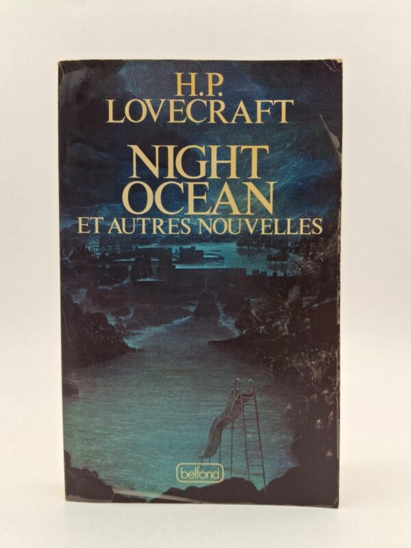 Ce recueil de nouvelles explore les thèmes de prédilection du maître de l'horreur, notamment la solitude face à l'immensité terrifiante de l'inconnu. À travers "Night Ocean", le texte principal, l'auteur dépeint une atmosphère lourde de mystères marins et de présences invisibles qui hantent les rivages déserts. Les autres récits complètent ce voyage vers les frontières de la folie, mettant en scène des découvertes macabres et des forces ancestrales dépassant l'entendement humain. L'écriture riche et évocatrice de Lovecraft transforme chaque page en une expérience d'angoisse pure, consolidant son statut d'icône incontournable du genre fantastique.
