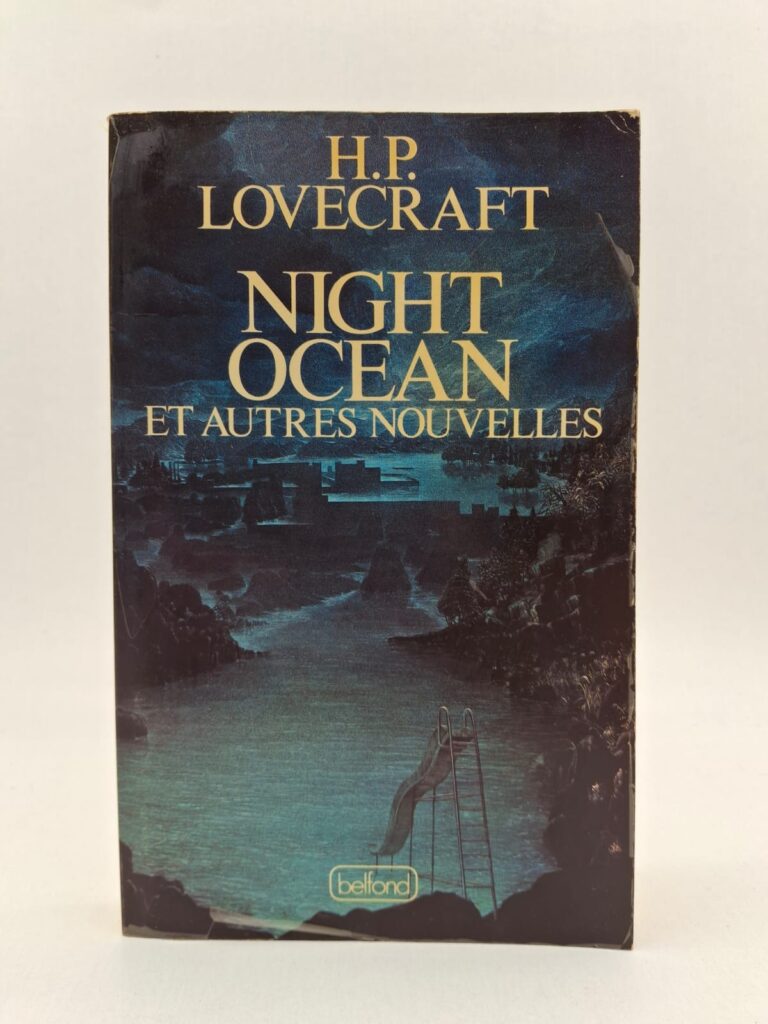 Ce recueil de nouvelles explore les thèmes de prédilection du maître de l'horreur, notamment la solitude face à l'immensité terrifiante de l'inconnu. À travers "Night Ocean", le texte principal, l'auteur dépeint une atmosphère lourde de mystères marins et de présences invisibles qui hantent les rivages déserts. Les autres récits complètent ce voyage vers les frontières de la folie, mettant en scène des découvertes macabres et des forces ancestrales dépassant l'entendement humain. L'écriture riche et évocatrice de Lovecraft transforme chaque page en une expérience d'angoisse pure, consolidant son statut d'icône incontournable du genre fantastique.