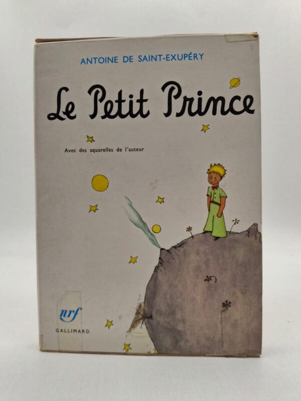 À travers le voyage du Petit Prince de planète en planète, l'auteur livre une critique poétique et profonde de l'absurdité du monde des adultes. Chaque rencontre, du roi vaniteux au renard apprivoisé, devient une leçon de vie sur l'amitié, l'amour et la perte. Le récit nous rappelle que les choses les plus importantes de l'existence sont souvent invisibles et ne peuvent se voir qu'avec le cœur. Illustré par les aquarelles originales de l'auteur, ce conte intemporel invite les lecteurs de tous âges à redécouvrir la part d'enfance et de merveilleux qui sommeille en eux.