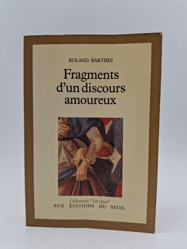 Dans cet ouvrage emblématique, Barthes analyse le discours amoureux non pas comme un récit linéaire, mais comme une suite de moments fragmentés et de sensations vécues. Chaque chapitre explore une "figure" (comme l'attente, le coup de foudre ou la jalousie) en s'appuyant sur des références littéraires allant de Goethe à Proust. L'auteur met en lumière la solitude de l'amoureux dont le langage, souvent considéré comme désuet par la société, devient un espace de résistance et de vérité. C’est une méditation profonde sur la manière dont nous mettons en mots nos désirs et nos souffrances affectives