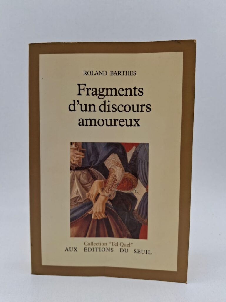 Dans cet ouvrage emblématique, Barthes analyse le discours amoureux non pas comme un récit linéaire, mais comme une suite de moments fragmentés et de sensations vécues. Chaque chapitre explore une "figure" (comme l'attente, le coup de foudre ou la jalousie) en s'appuyant sur des références littéraires allant de Goethe à Proust. L'auteur met en lumière la solitude de l'amoureux dont le langage, souvent considéré comme désuet par la société, devient un espace de résistance et de vérité. C’est une méditation profonde sur la manière dont nous mettons en mots nos désirs et nos souffrances affectives