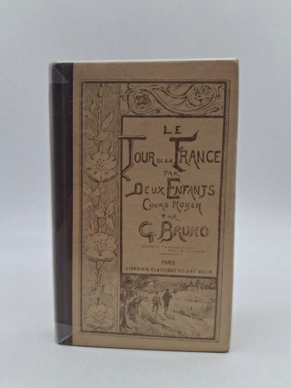Après l'annexion de l'Alsace-Lorraine en 1871, les jeunes André et Julien quittent leur terre natale pour rester français et partent à la recherche de leur oncle à travers tout le pays. Ce voyage initiatique sert de prétexte à une découverte encyclopédique de la France, mêlant leçons de choses, histoire locale, géographie et morale patriotique. À chaque étape, les enfants apprennent la valeur du travail, de l'industrie et de la solidarité nationale, forgeant ainsi leur identité de citoyens. Publié par la Librairie Classique Eugène Belin, cet ouvrage a formé des générations d'écoliers, devenant le symbole de l'unité française de la fin du XIXe siècle.