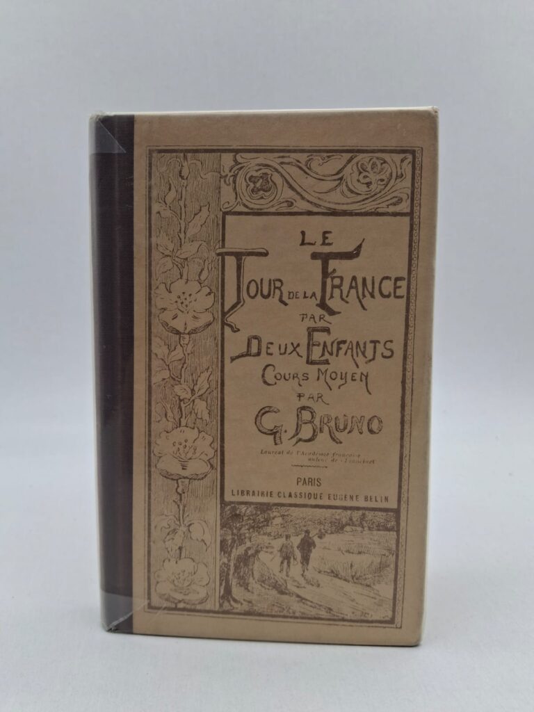 Après l'annexion de l'Alsace-Lorraine en 1871, les jeunes André et Julien quittent leur terre natale pour rester français et partent à la recherche de leur oncle à travers tout le pays. Ce voyage initiatique sert de prétexte à une découverte encyclopédique de la France, mêlant leçons de choses, histoire locale, géographie et morale patriotique. À chaque étape, les enfants apprennent la valeur du travail, de l'industrie et de la solidarité nationale, forgeant ainsi leur identité de citoyens. Publié par la Librairie Classique Eugène Belin, cet ouvrage a formé des générations d'écoliers, devenant le symbole de l'unité française de la fin du XIXe siècle.